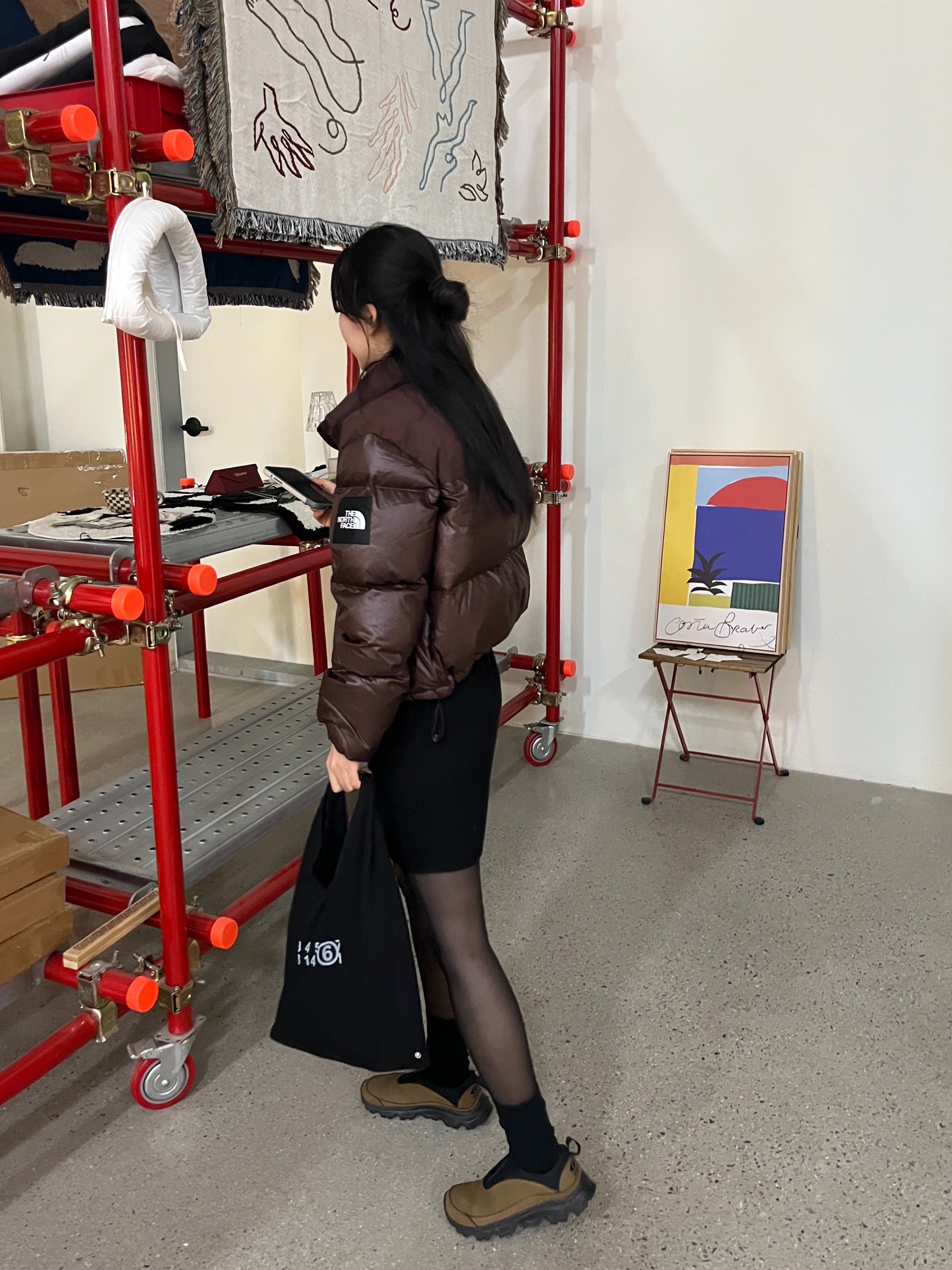 MM6 Maison Margiela Logo Japanese Bag Black, (W) The North Face White Label Novelty Nuptse Down Jacket Cocoa Brown 착용 스타일