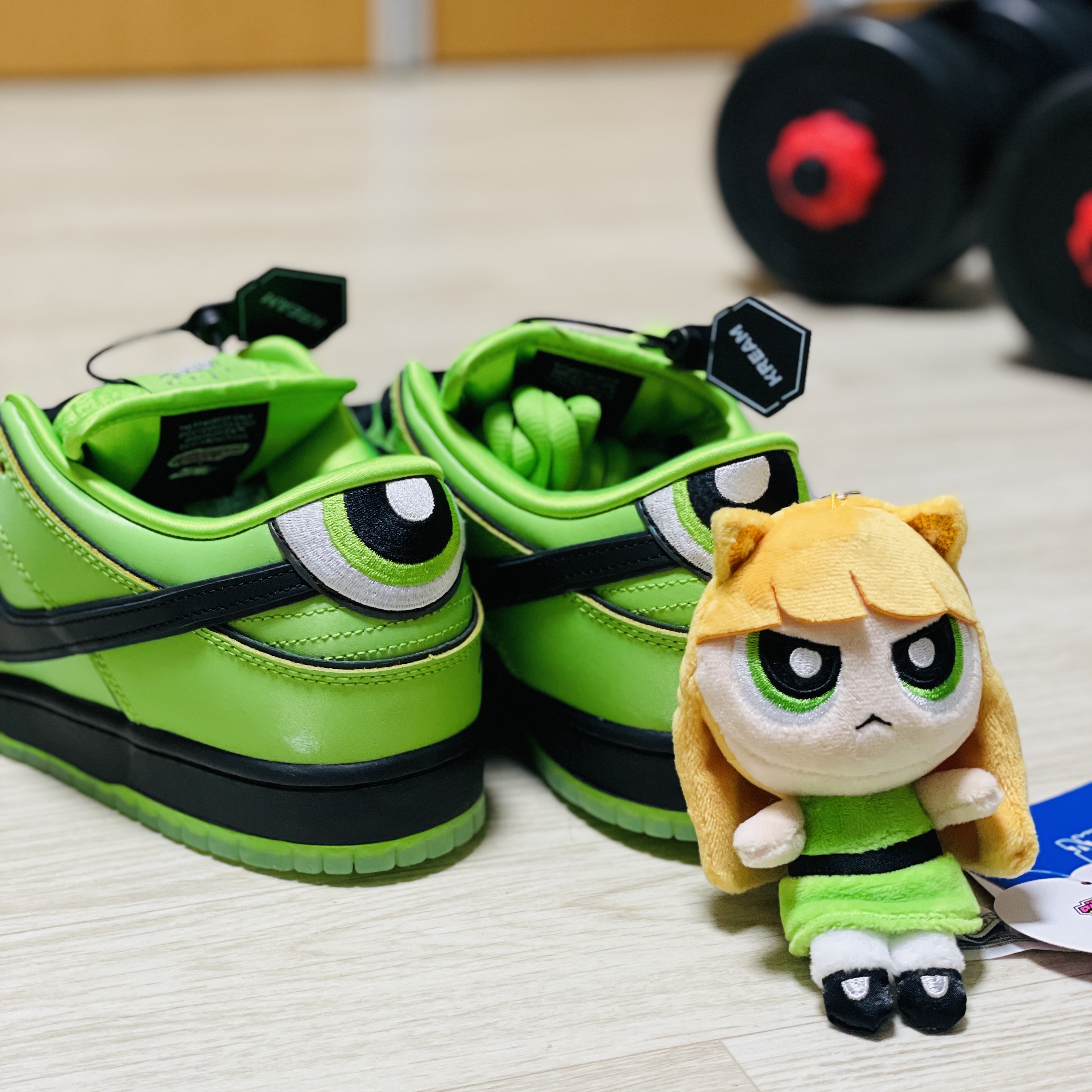 Nike x The Powerpuff Girls SB Dunk Low Pro QS Buttercup, Newjeans x The Powerpuff Girls Bag Charm Haerin 착용 스타일 - 1