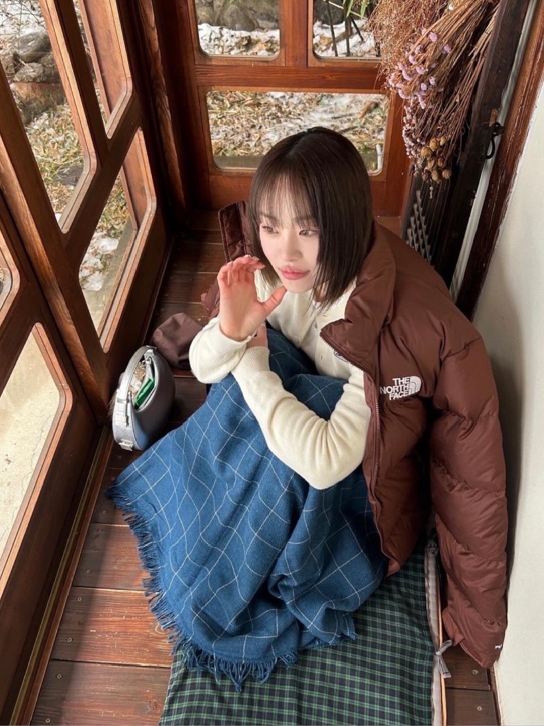 The North Face 1996 Eco Nuptse Jacket Real Black, The North Face 1996 Retro Nuptse Jacket Dark Oak 착용 스타일 - 4