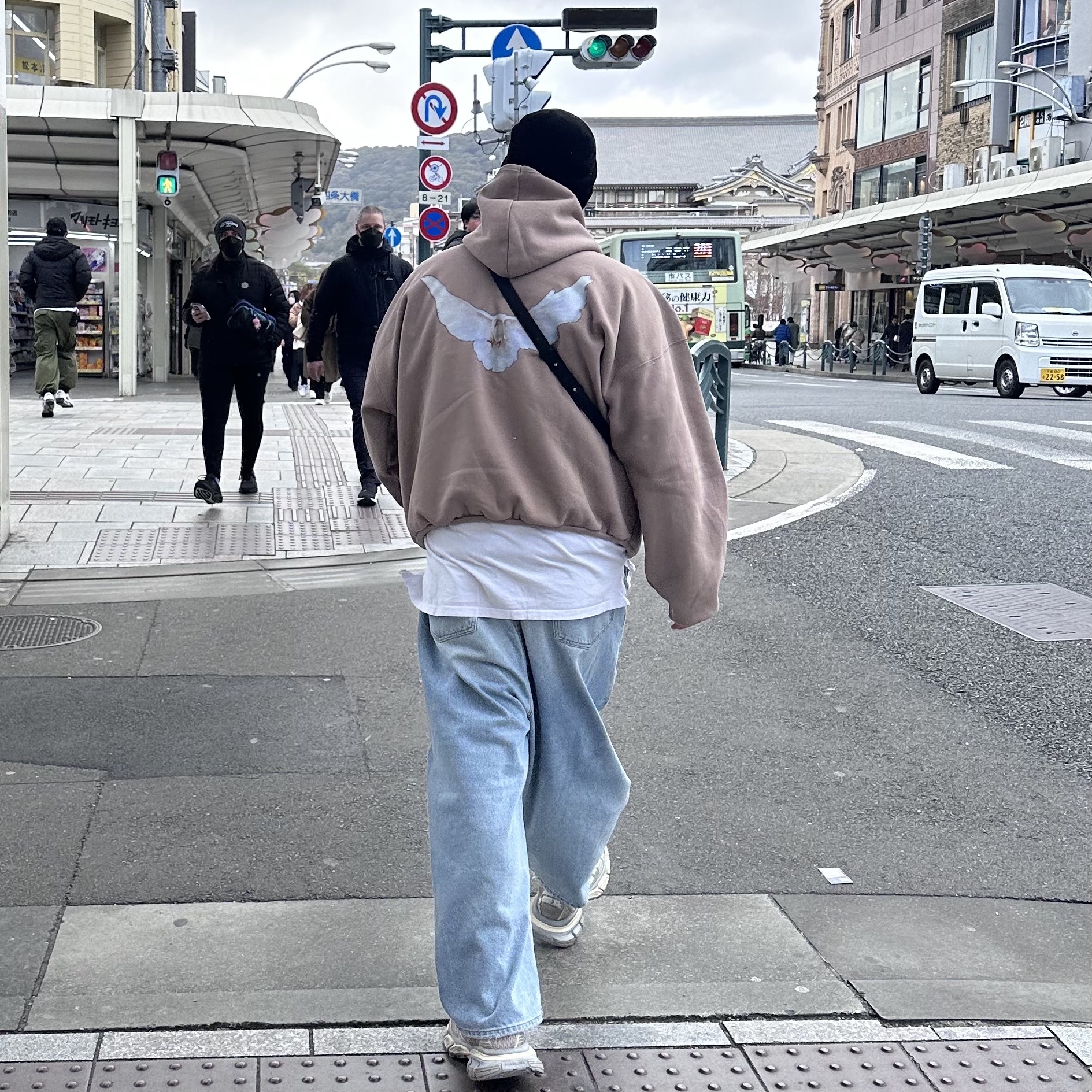 Yeezy Gap Engineered By Balenciaga Padded Hoodie Beige, (W) Balenciaga 3XL Sneakers Light Beige 착용 스타일 - 2