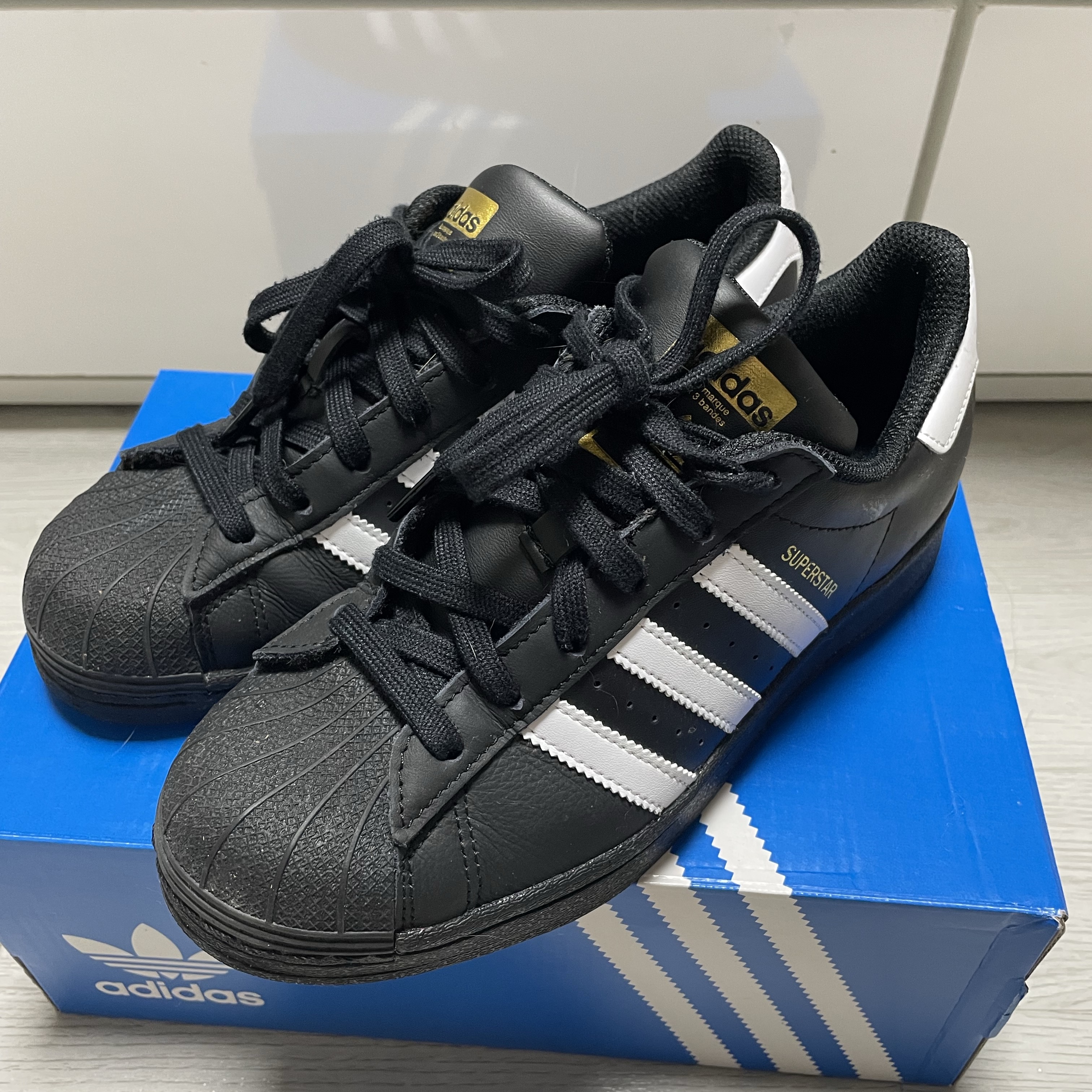 (J) Adidas Superstar Black White 착용 스타일