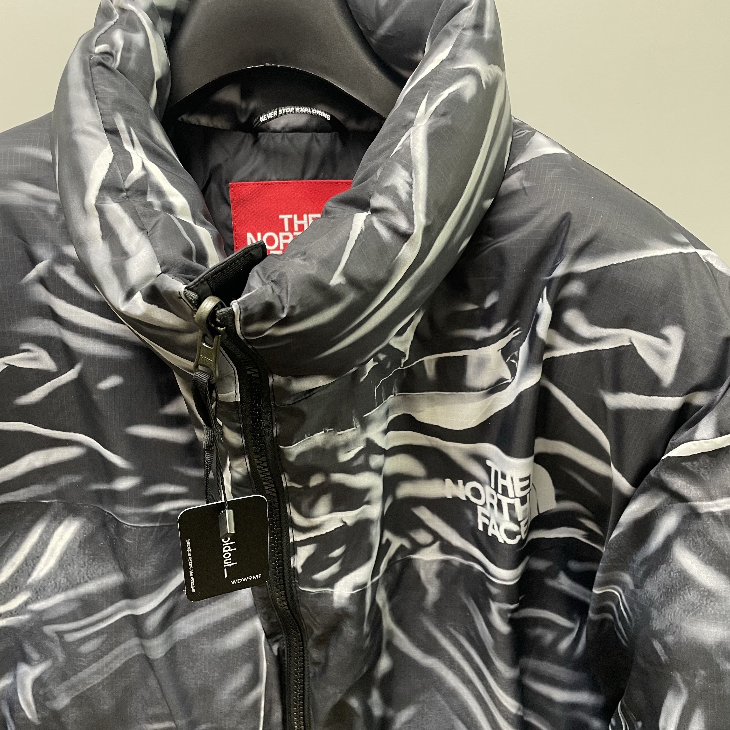 Supreme x The North Face Trompe L’oeil Printed Nuptse Jacket Black - 23SS, Supreme x The North Face Taped Seam Shell Jacket Times Square - 22FW 착용 스타일 - 2