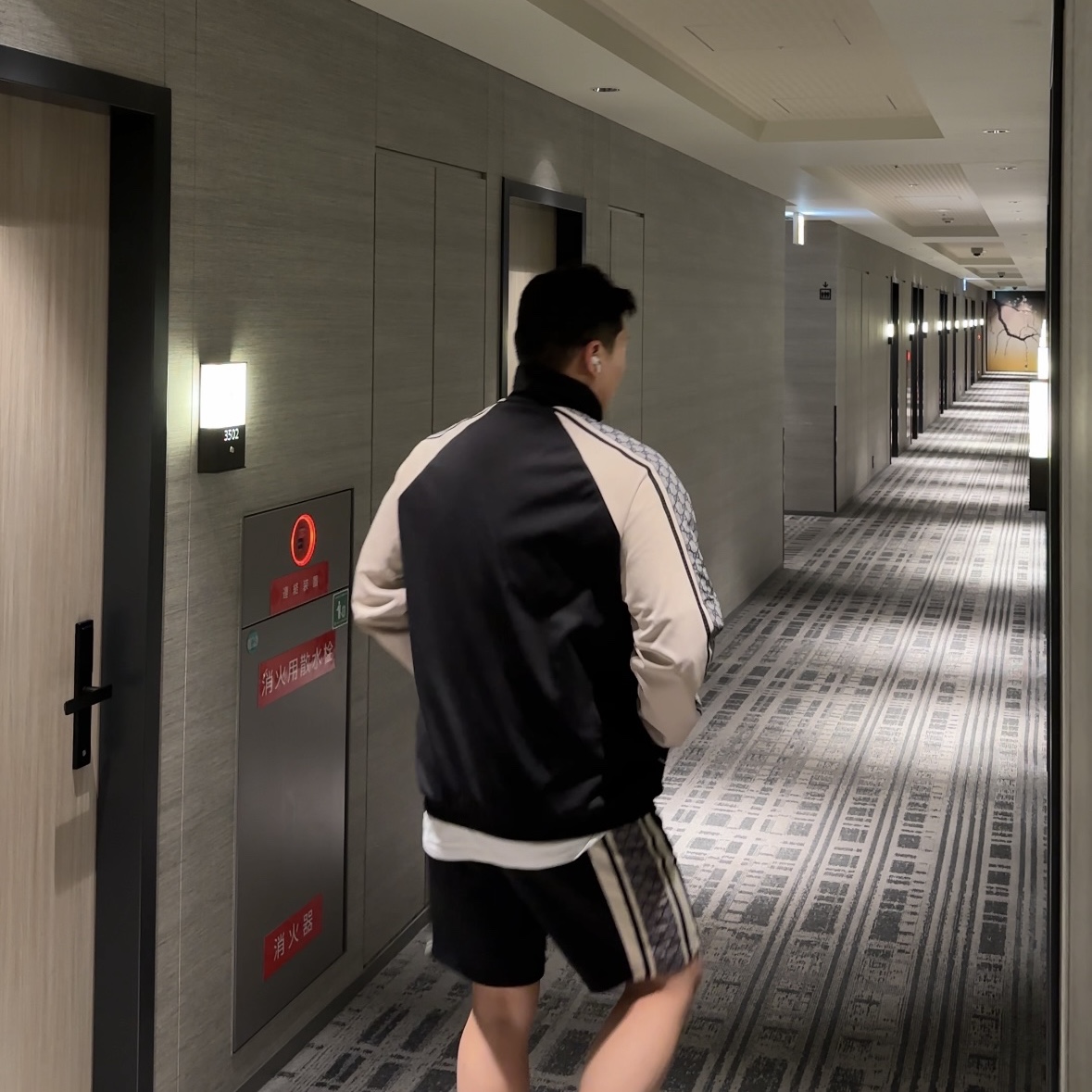 Gucci Oversize Technical Jersey Jacket Black 착용 스타일 - 2