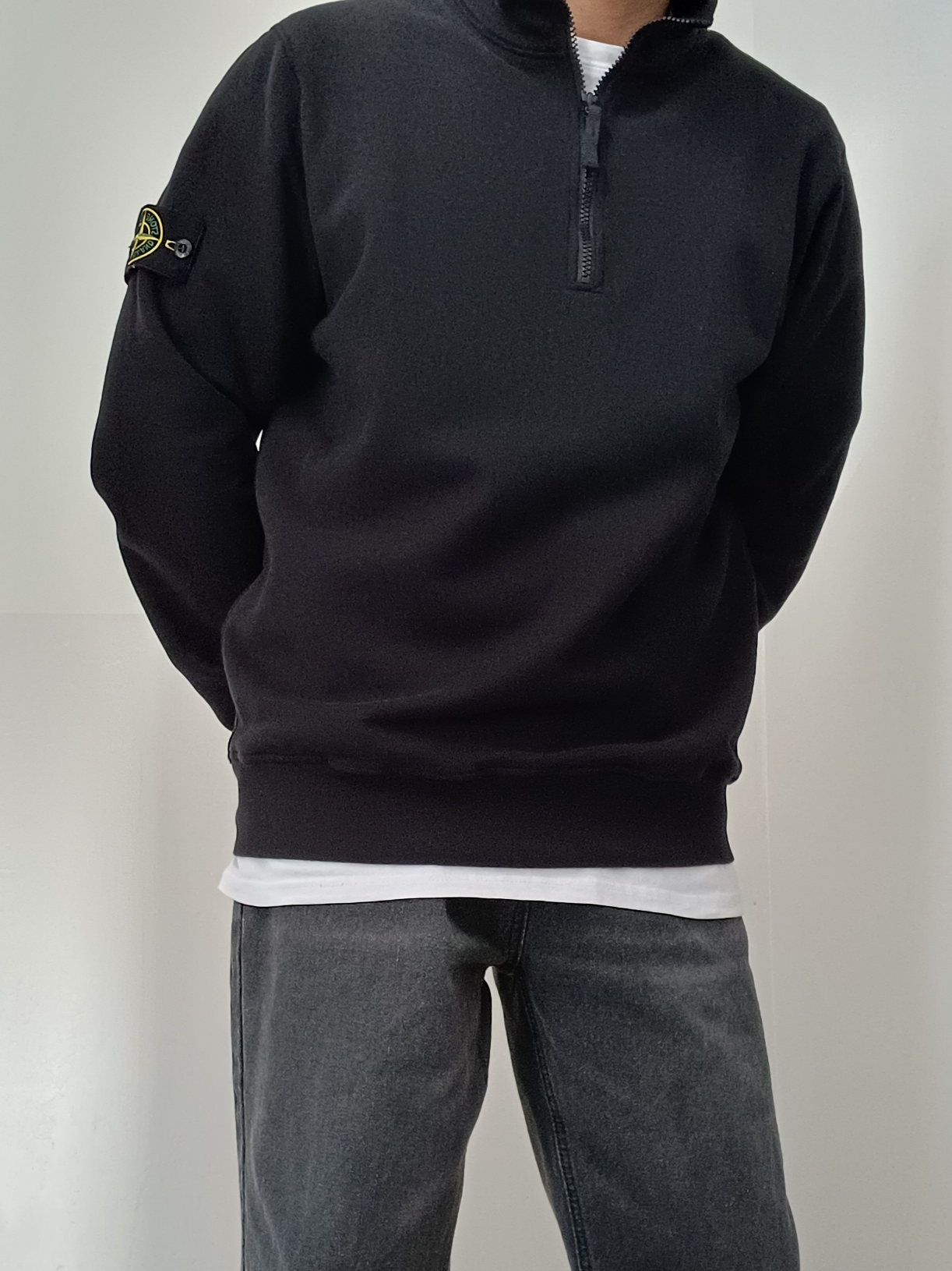 Stone Island 61920 Brushed Cotton Garment Dyed Half Zip Sweatshirt Black - 22FW 착용 스타일