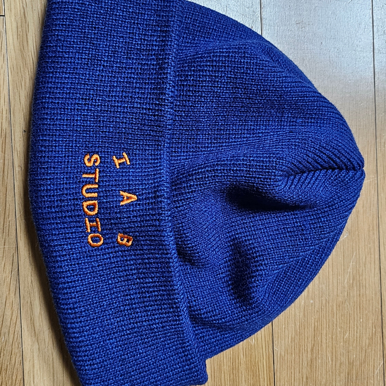 IAB Studio Beanie Blueberry Orange 착용 스타일