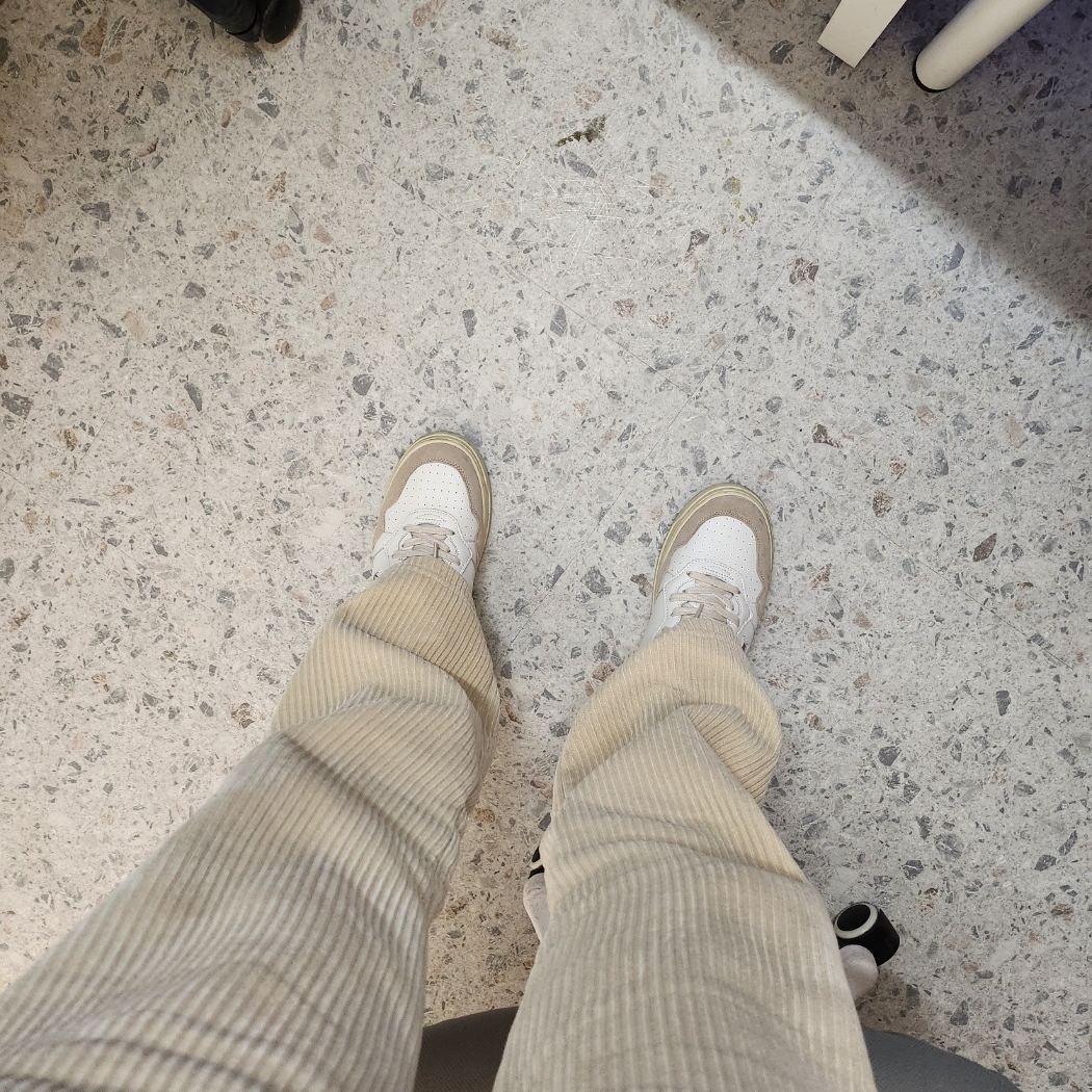 Autry Medalist Low Leather Suede Sneakers White 착용 스타일