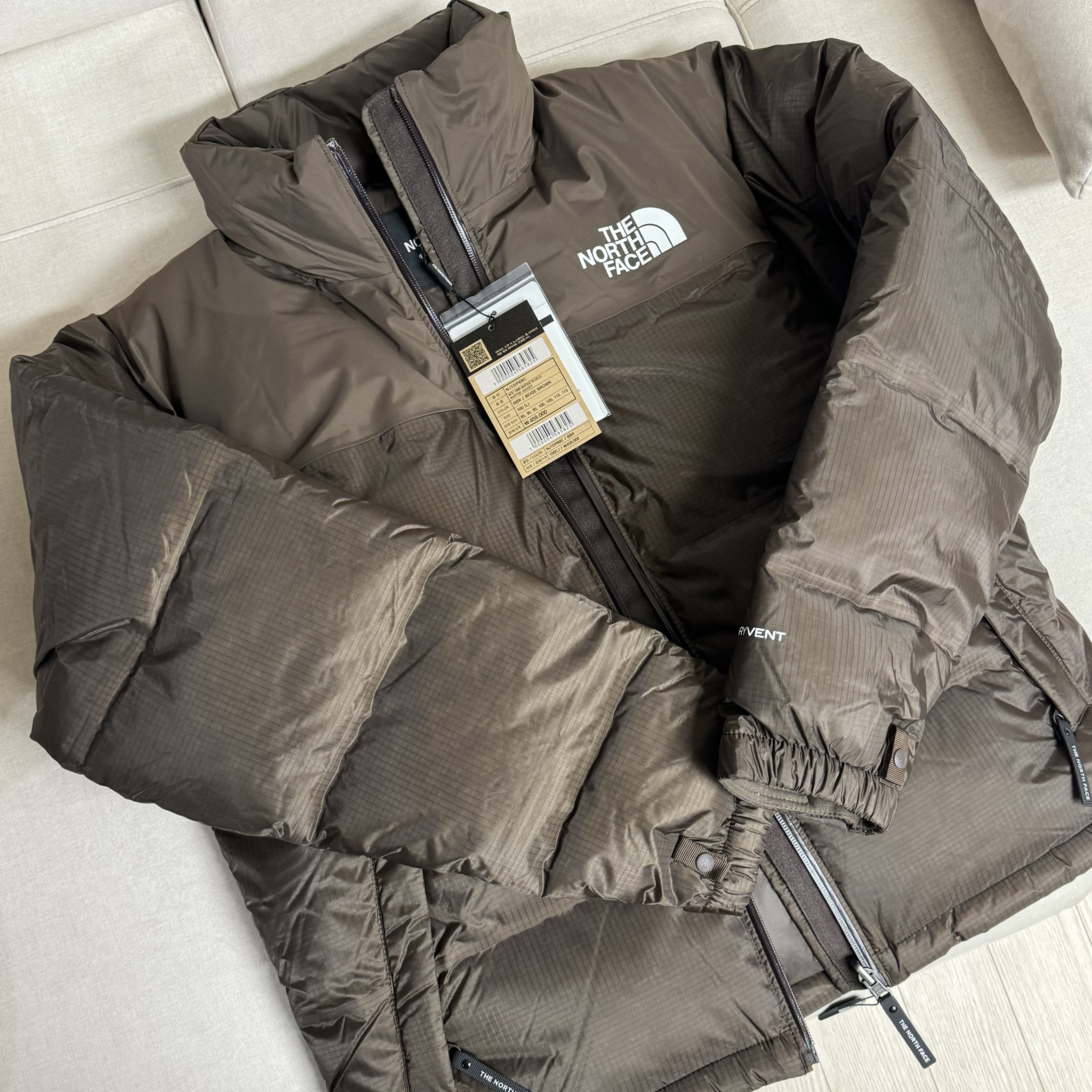 The North Face 1996 Water Shield Nuptse Jacket Beige Brown 착용 스타일