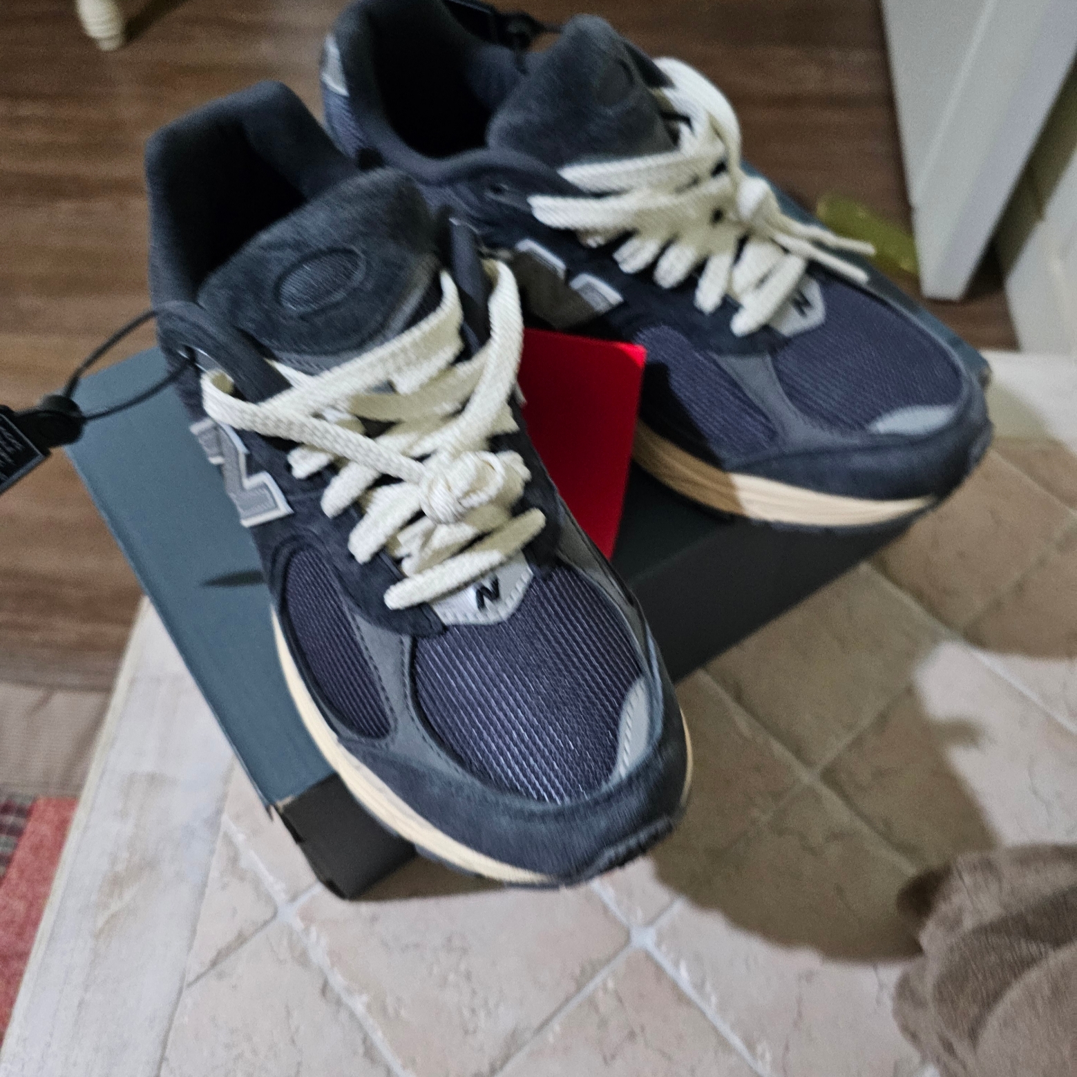 New Balance 2002R Premium Vintage Black 착용 스타일