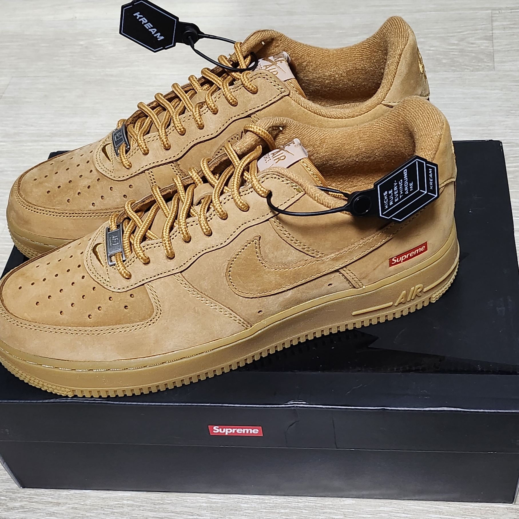 Nike x Supreme Air Force 1 Low Flax 착용 스타일