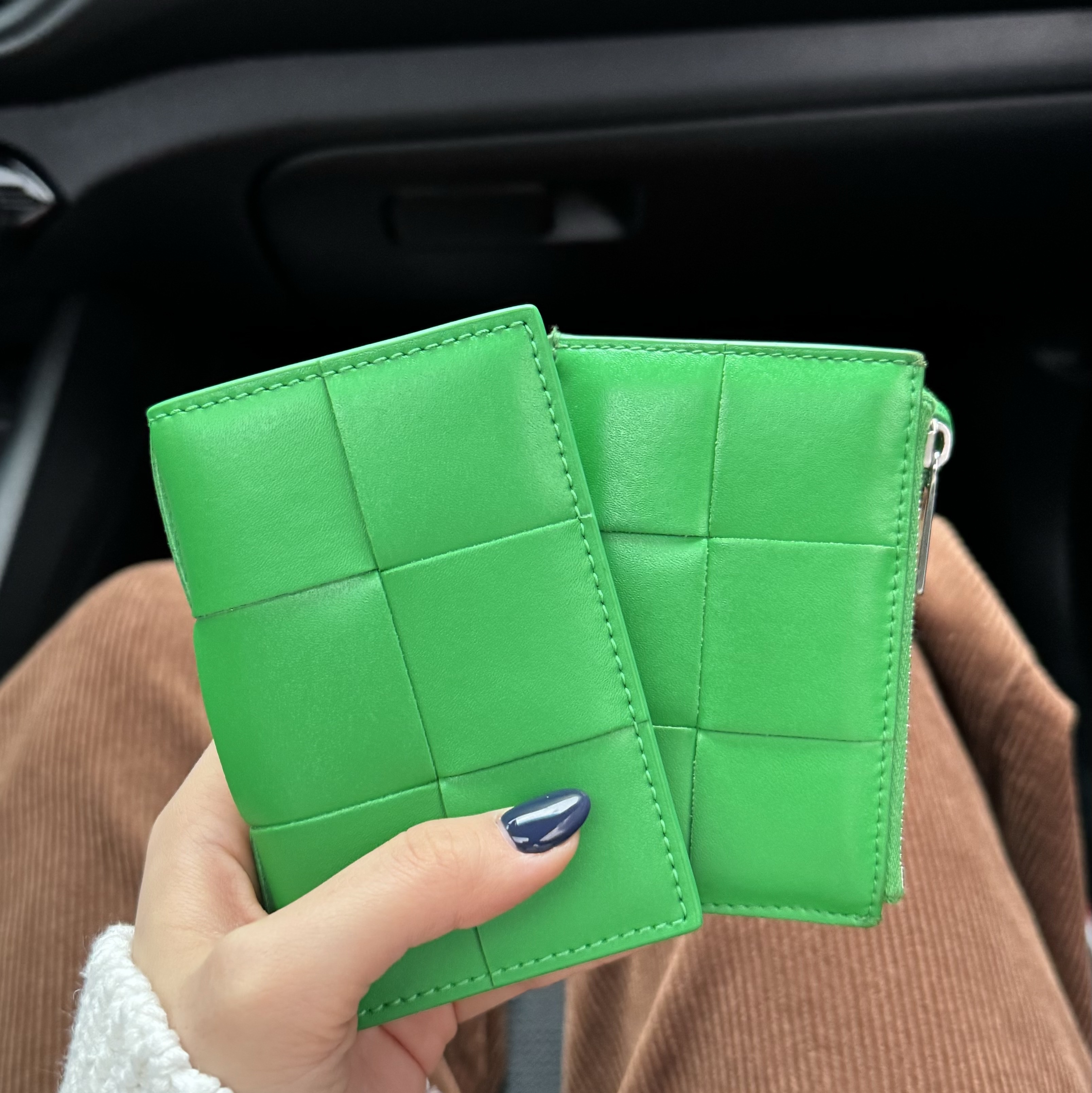 Bottega Veneta Flap Card Case Parakeet 착용 스타일