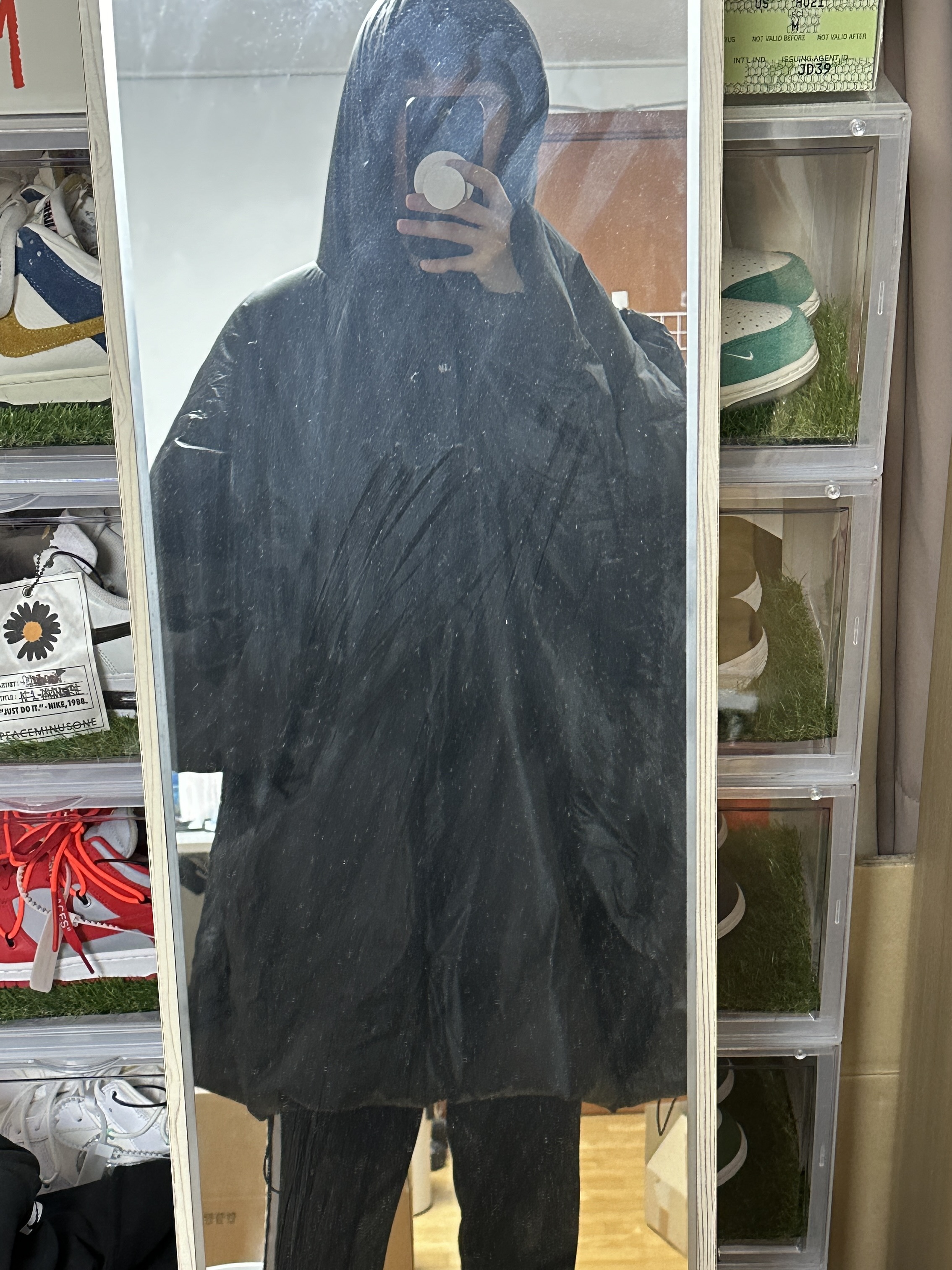 Yeezy Gap Engineered By Balenciaga T-Cut Puffer Parka Black 착용 스타일 - 2