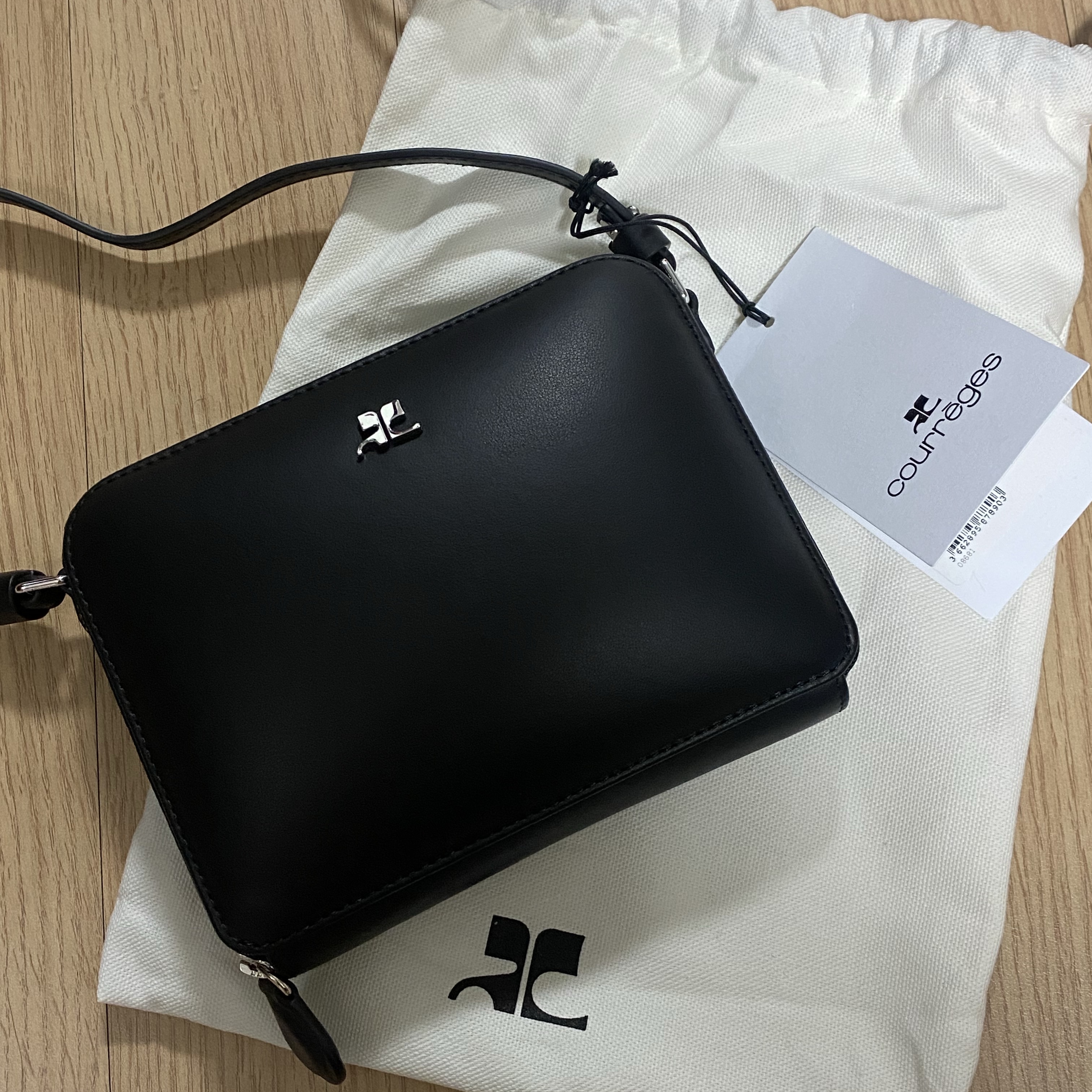 Courreges Cloud Reflex Leather Bag Black 착용 스타일