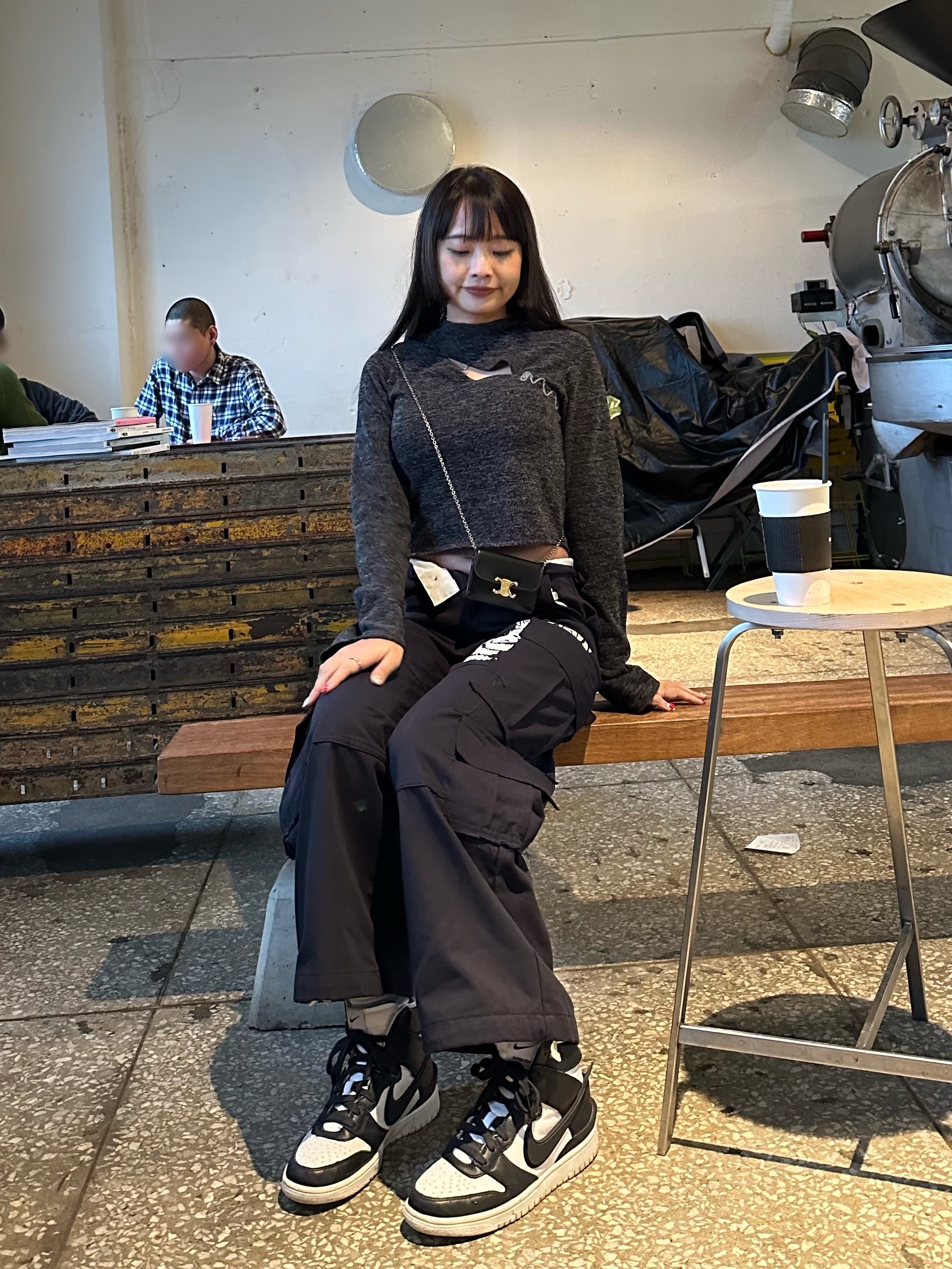 Nike x Ambush Dunk High Black, Celine Card Holder with Flap in Shiny Calfskin Black 착용 스타일 - 2