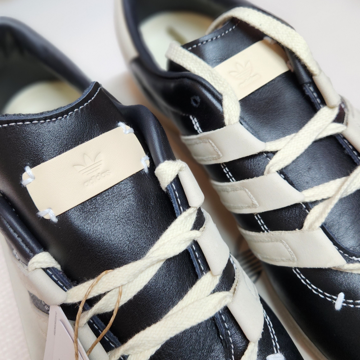 Adidas x Foot Industry Gazelle Core Black Cream White 착용 스타일 - 3
