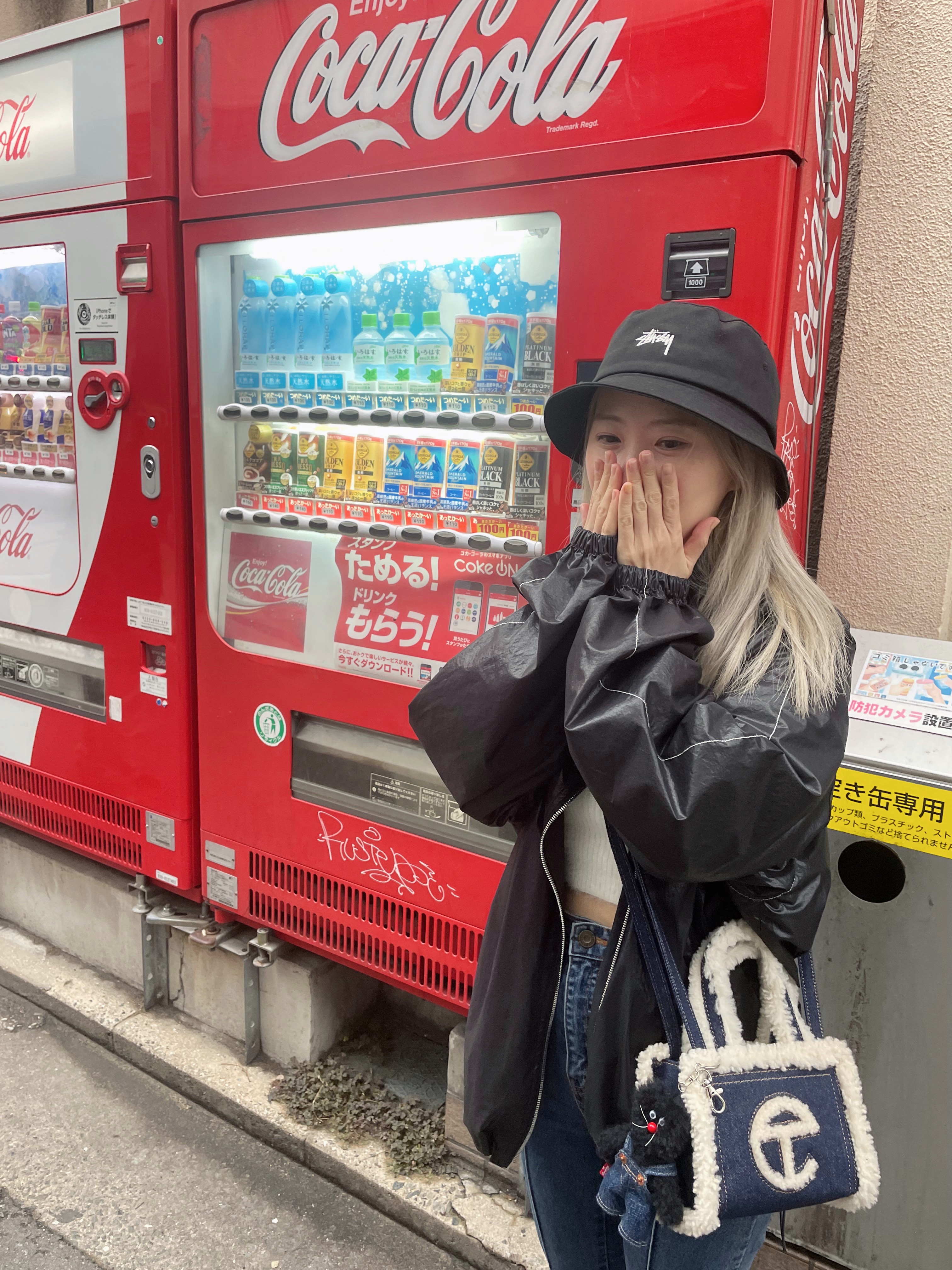 텔파 x 어그 스몰 쇼핑백 데님 착용 스타일