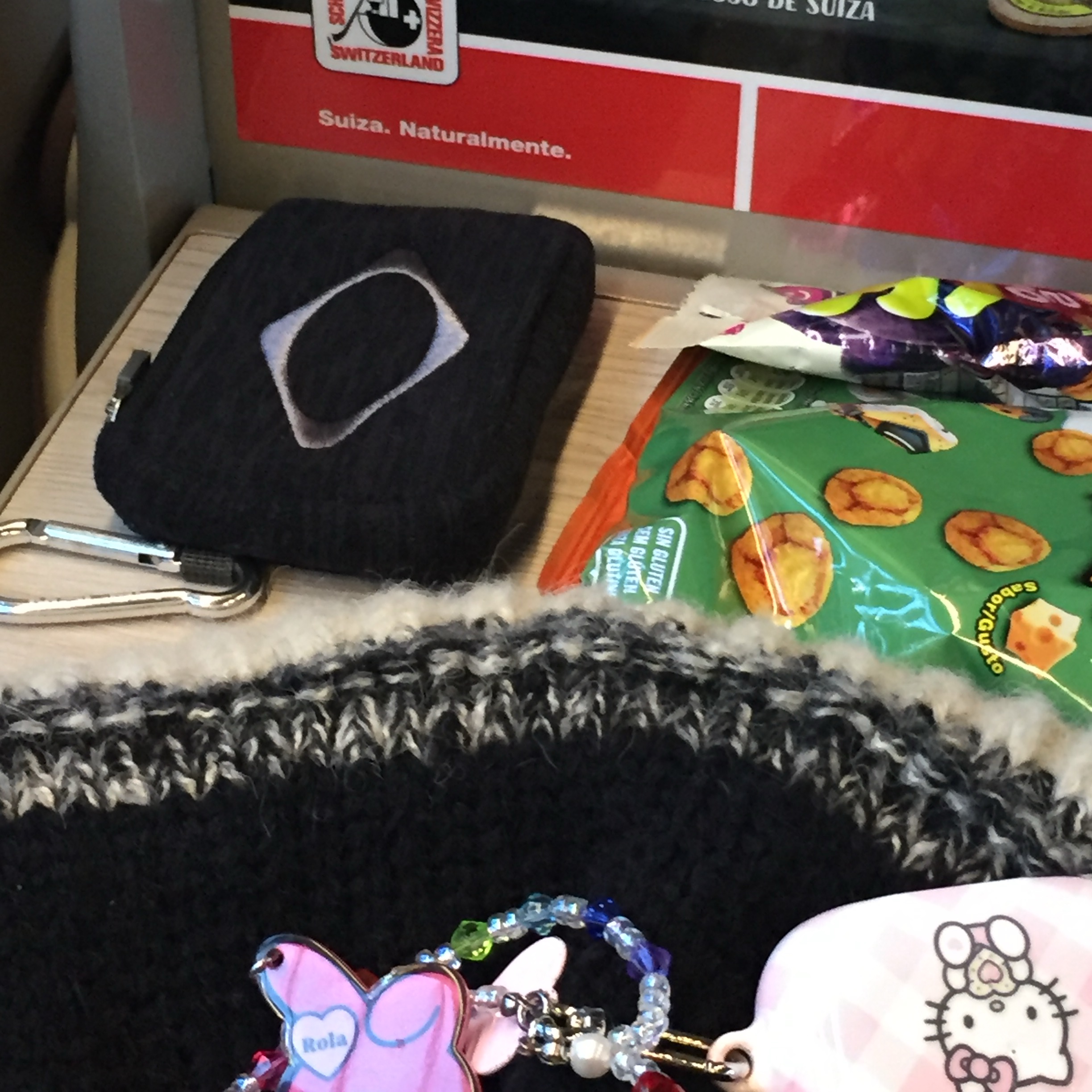 Mischief Rhombus Carabiner Mini Pouch Charcoal 착용 스타일 - 4