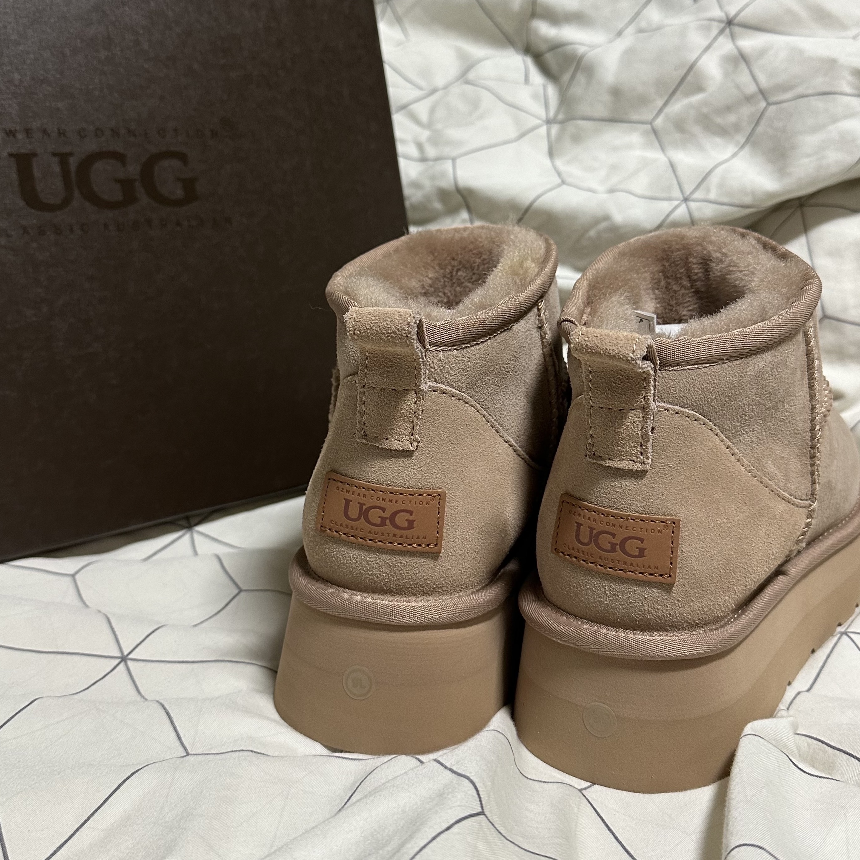 (W) UGG Classic Ultra Mini Platform Boots Chestnut 착용 스타일