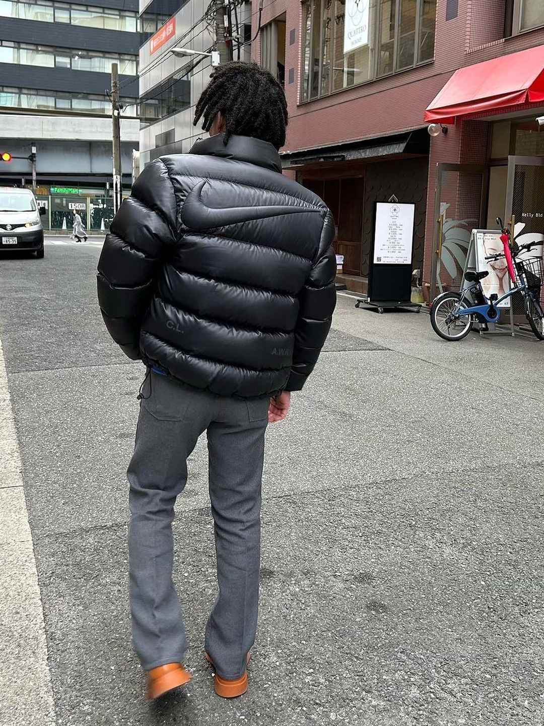 Nike x Drake Nocta Puffer Jacket University Gold - US/EU, Nike x Drake Nocta Sunset Puffer Jacket Red 착용 스타일 - 4