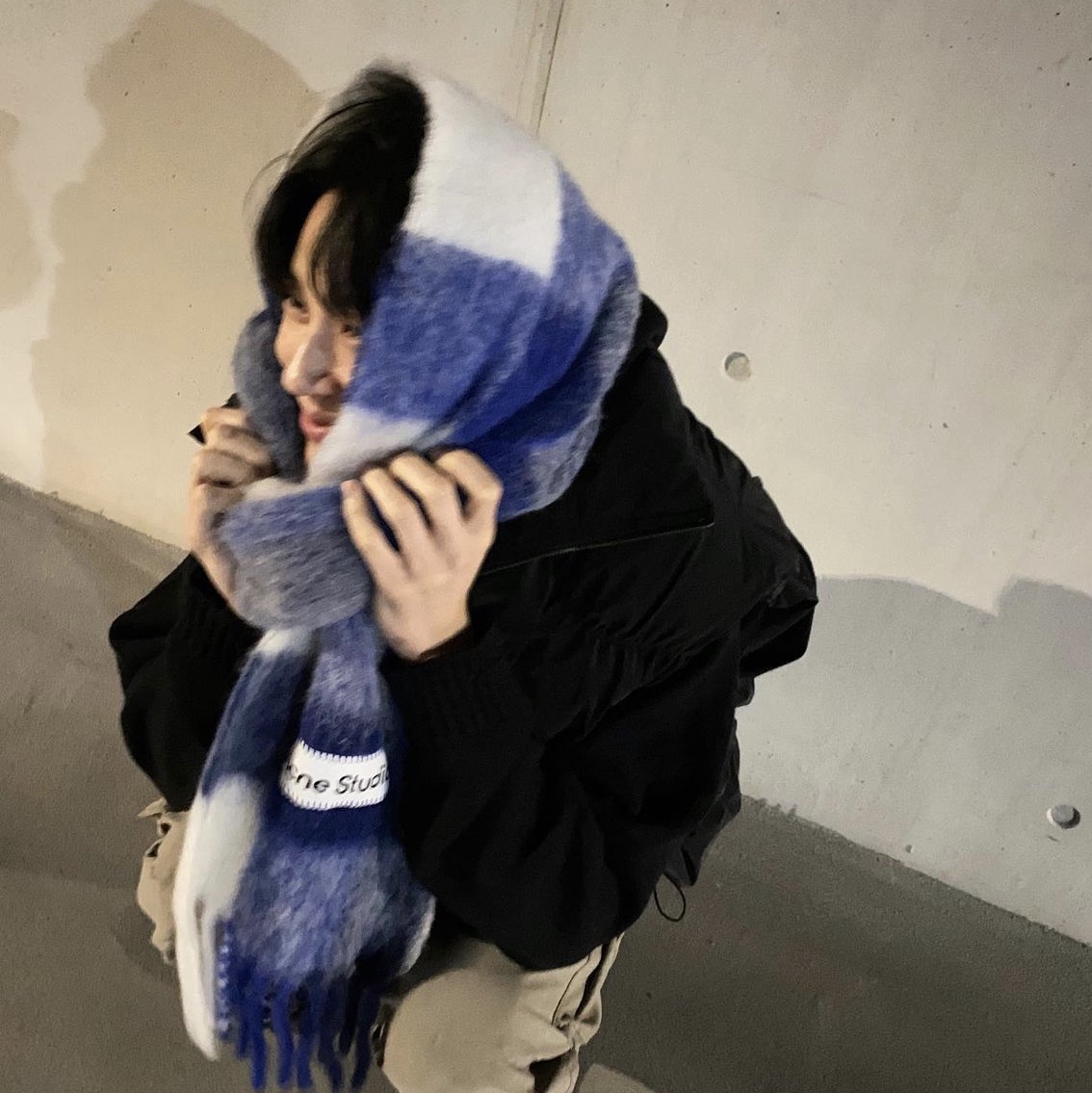 Acne Studios Mohair Check Muffler White Grey Royal Blue 착용 스타일