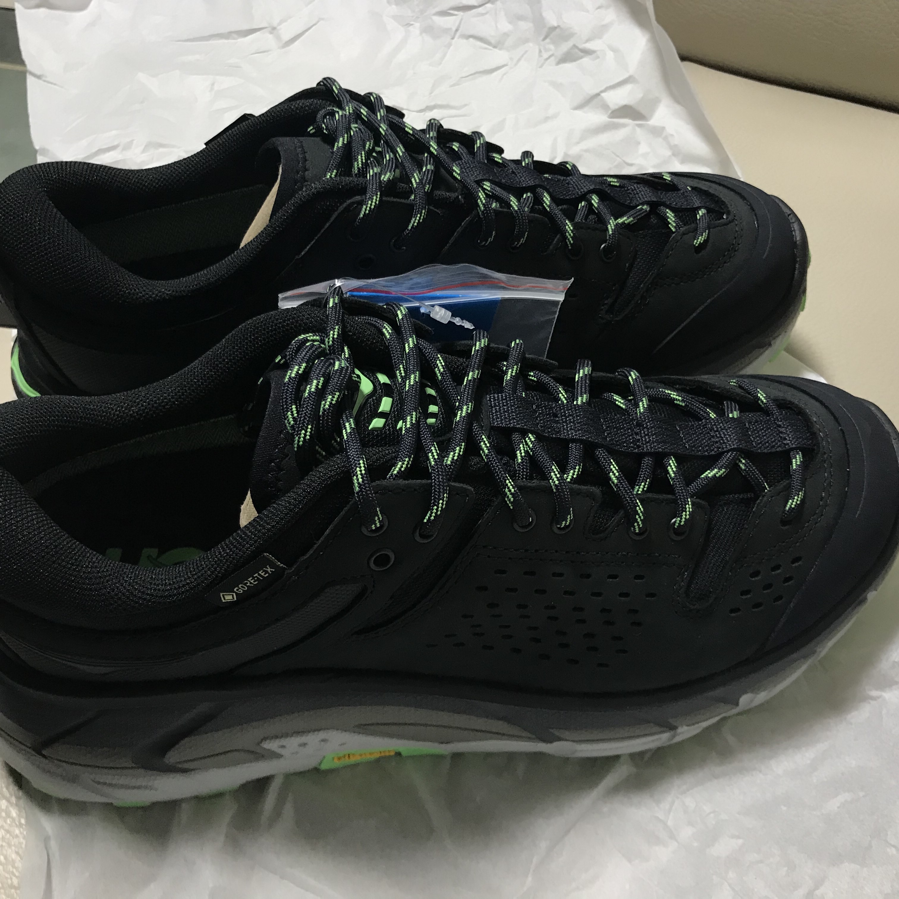 Hoka Tor Ultra Low Black Zest 착용 스타일