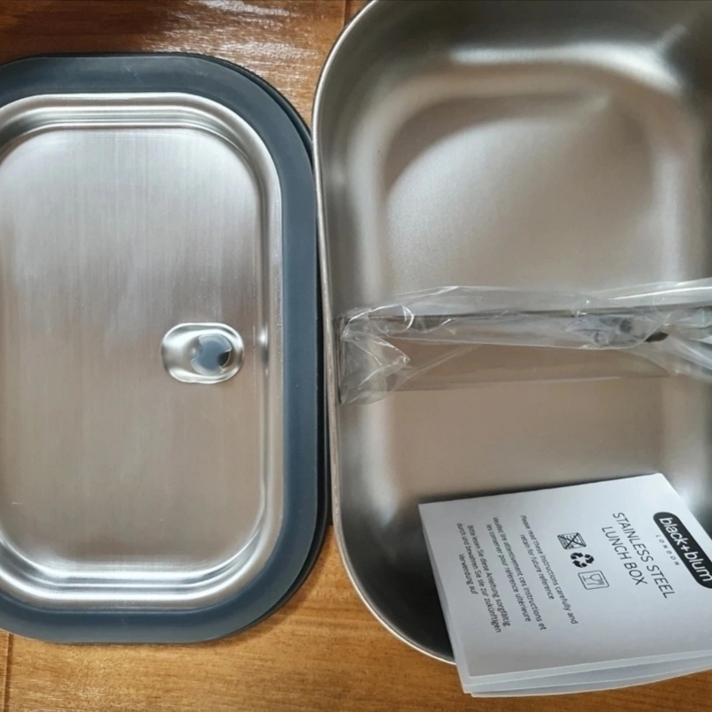 Prada Stainless Steel Lunch Box Steel Gray 착용 스타일 - 5