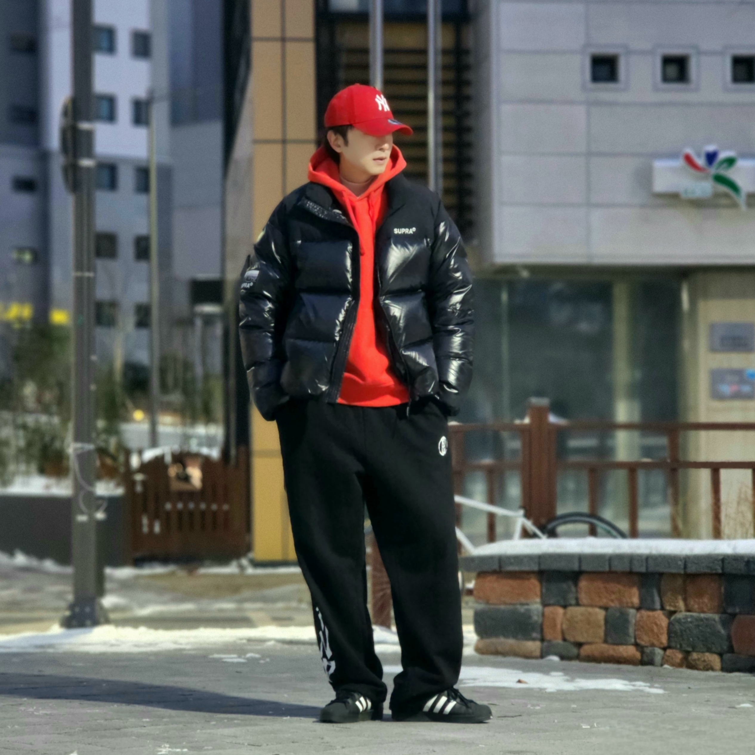 Stussy Beach Roots Hoodie Red, Adidas Superstar Core Black White 착용 스타일 - 5