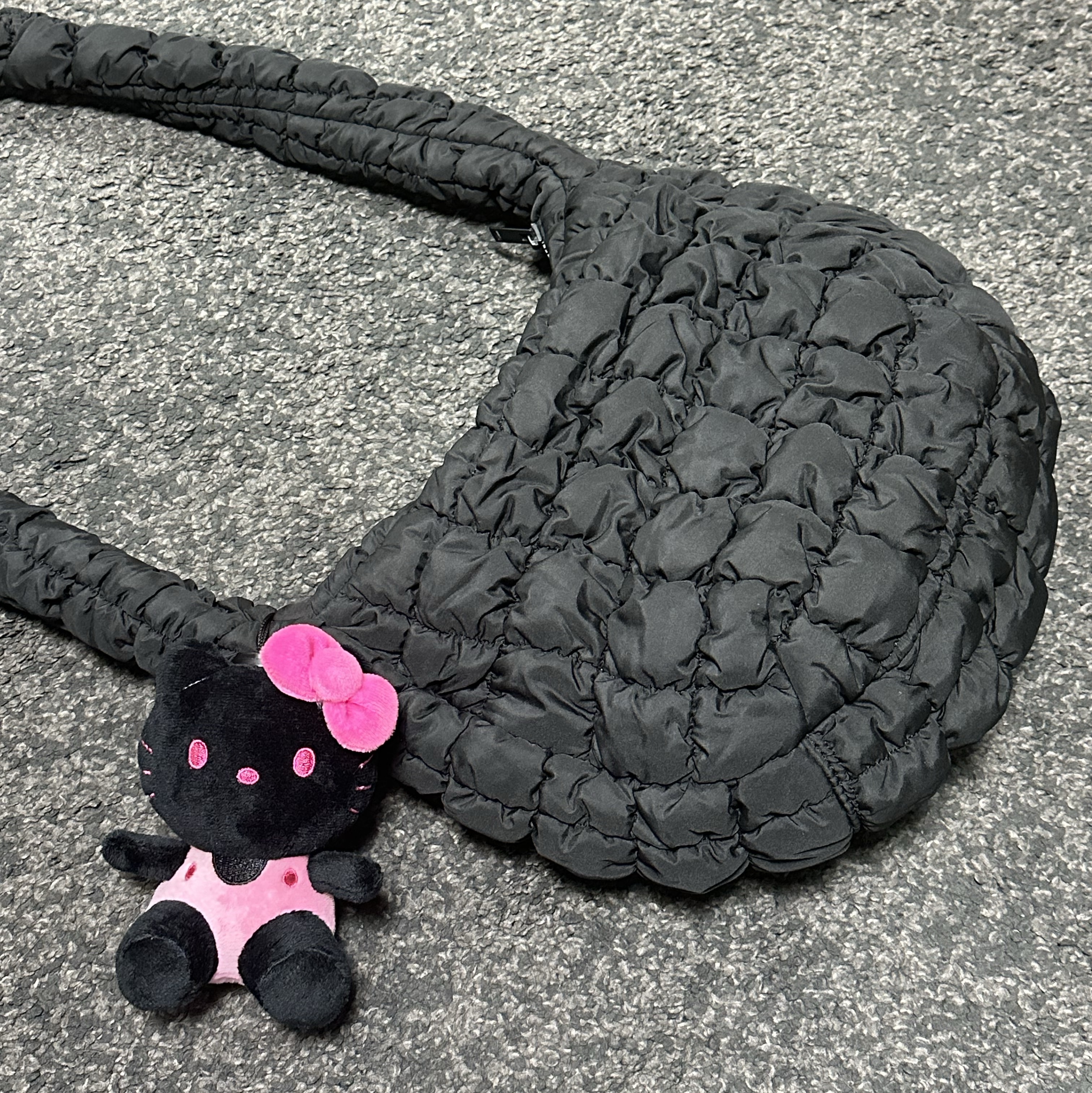 COS Quilted Messenger Bag Black 착용 스타일