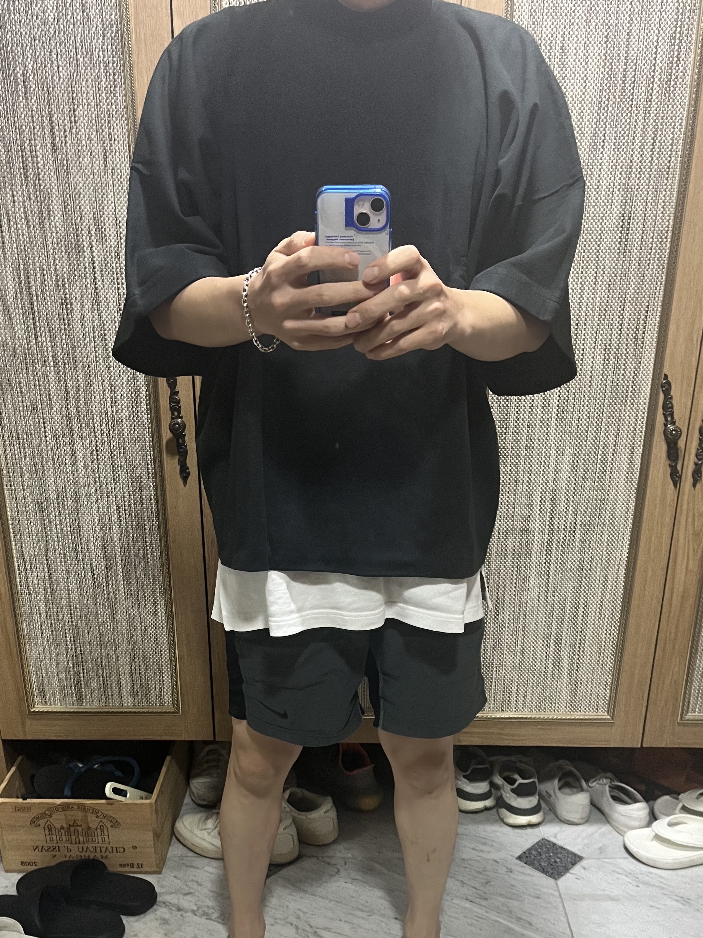 Yeezy Gap Engineered By Balenciaga Dove No Seam T-Shirt Black 착용 스타일