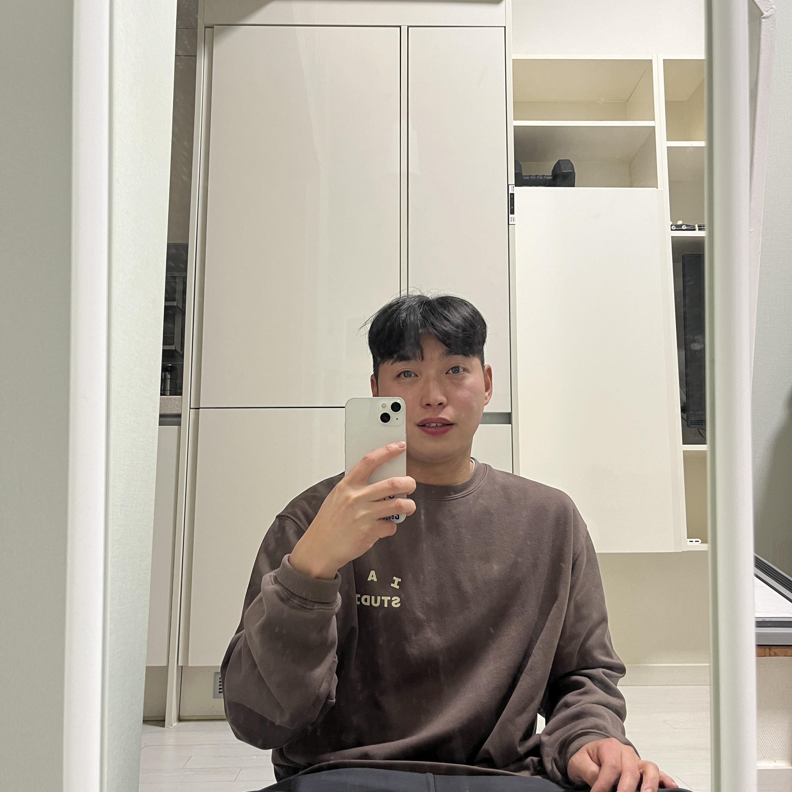 IAB Studio Long Sleeve Choco Cream 착용 스타일