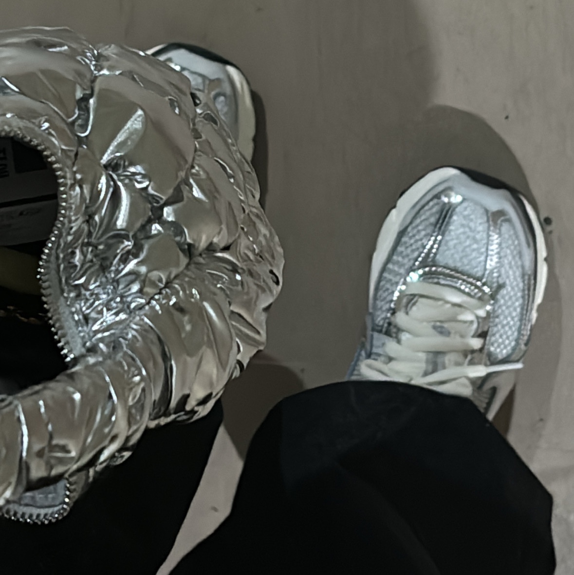 (W) Nike Zoom Vomero 5 Photon Dust and Metallic Silver, COS Quilted Micro Bag Silver 착용 스타일