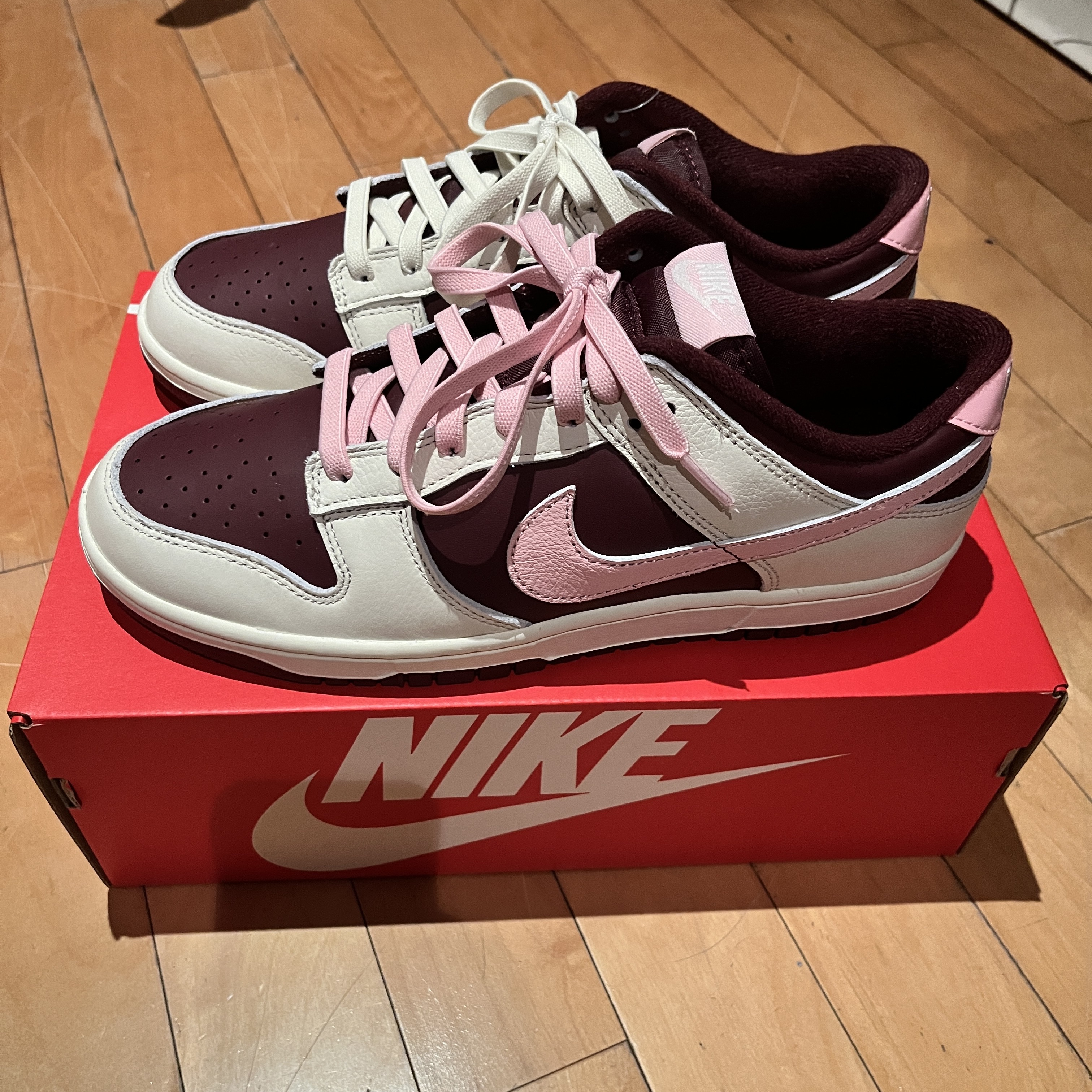 NIke Dunk Low Retro Night Maroon and Medium Soft Pink 착용 스타일 - 2
