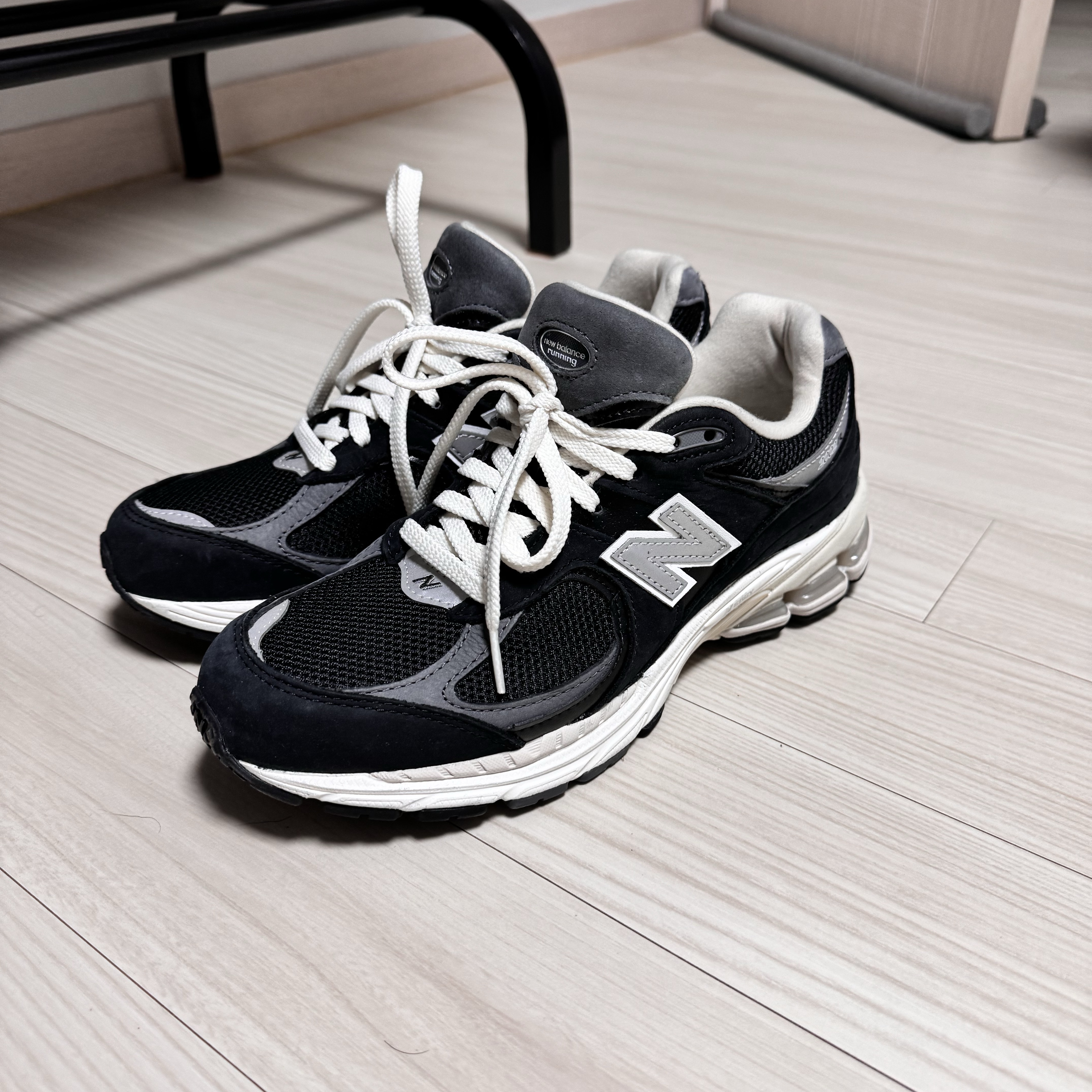 New Balance 2002R Premium Vintage Black 착용 스타일