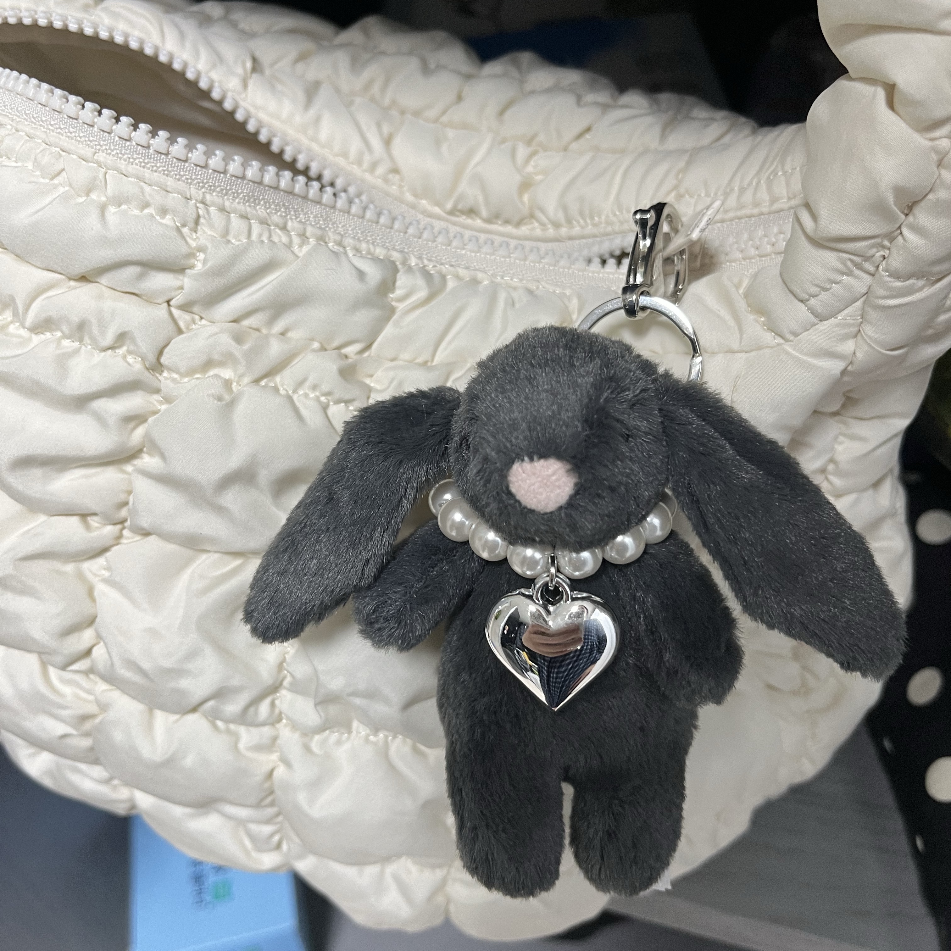 Jellycat Bashful Bunny Bag Charm Ink 착용 스타일