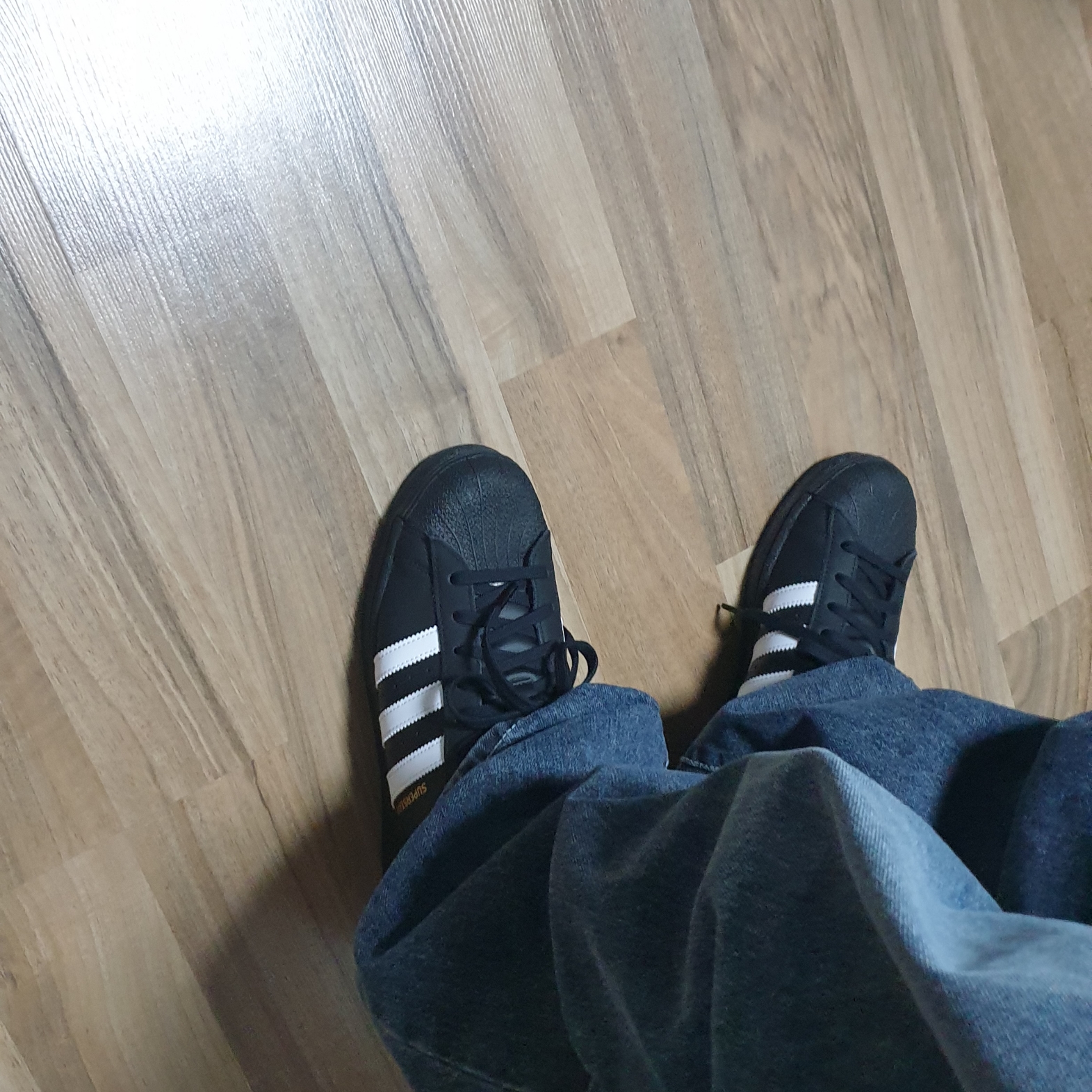 Adidas Superstar Core Black White 착용 스타일