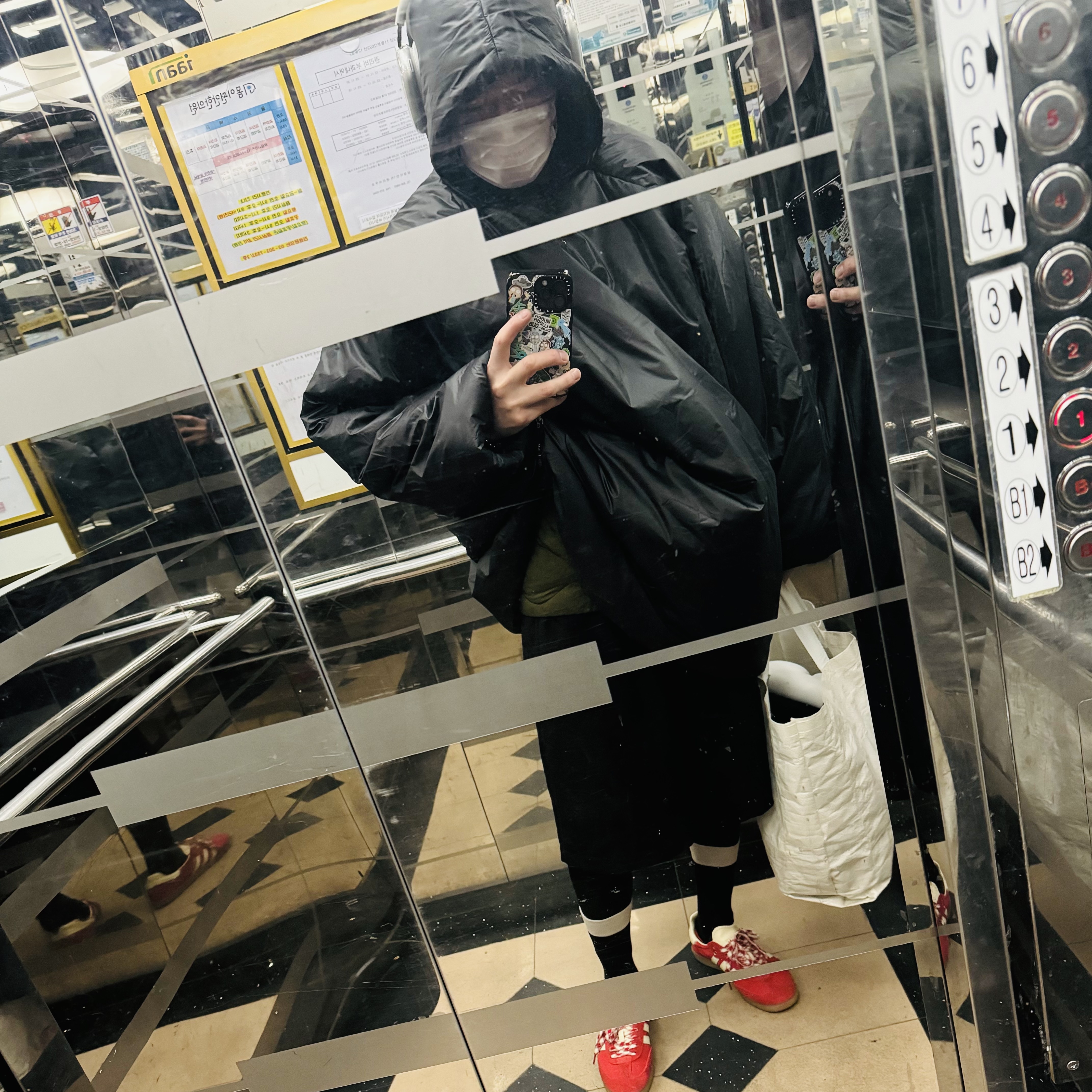 Yeezy Gap Engineered By Balenciaga T-Cut Puffer Parka Black, Adidas x Wales Bonner Samba Collegiate Orange 착용 스타일