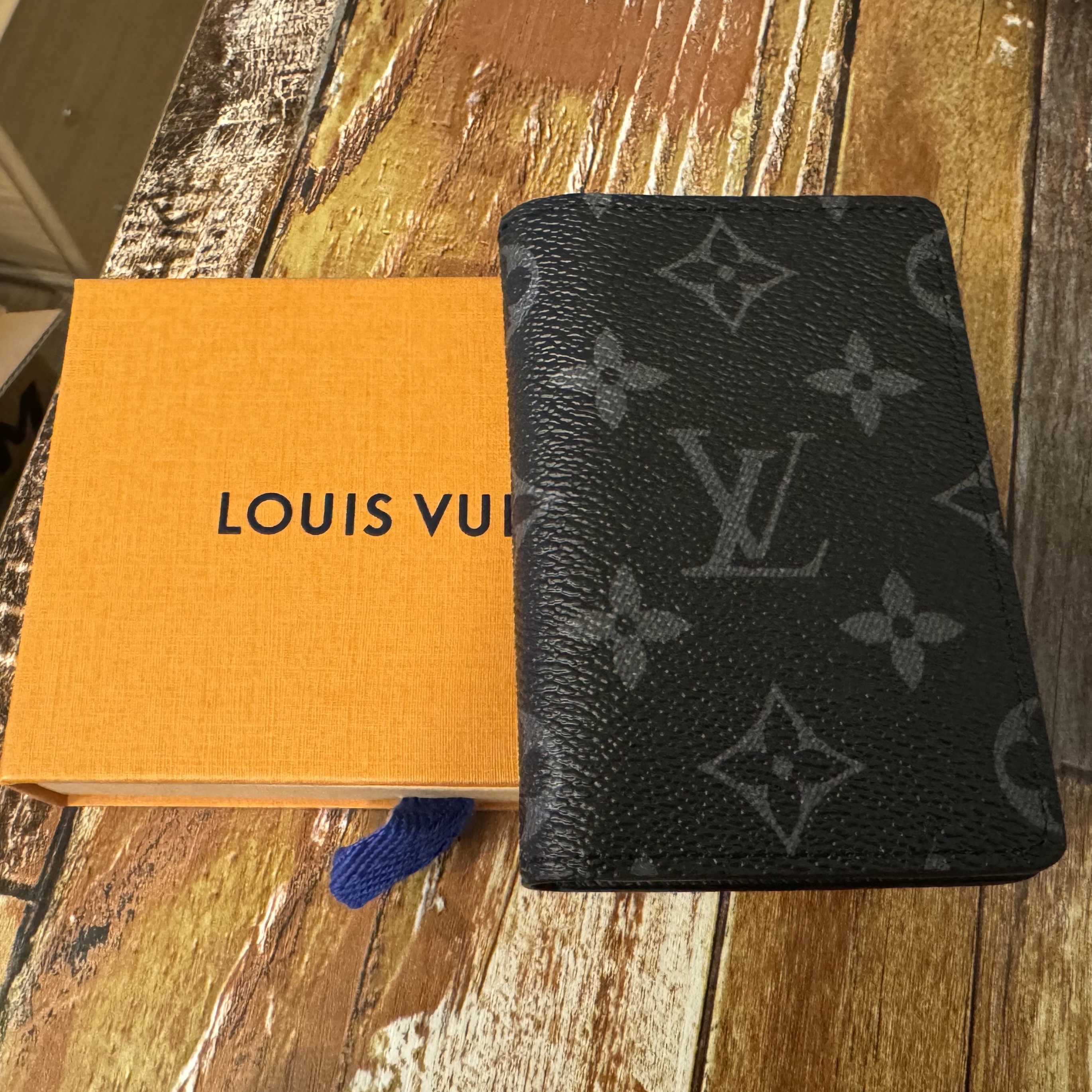 Louis Vuitton Pocket Organizer Monogram Eclipse 착용 스타일