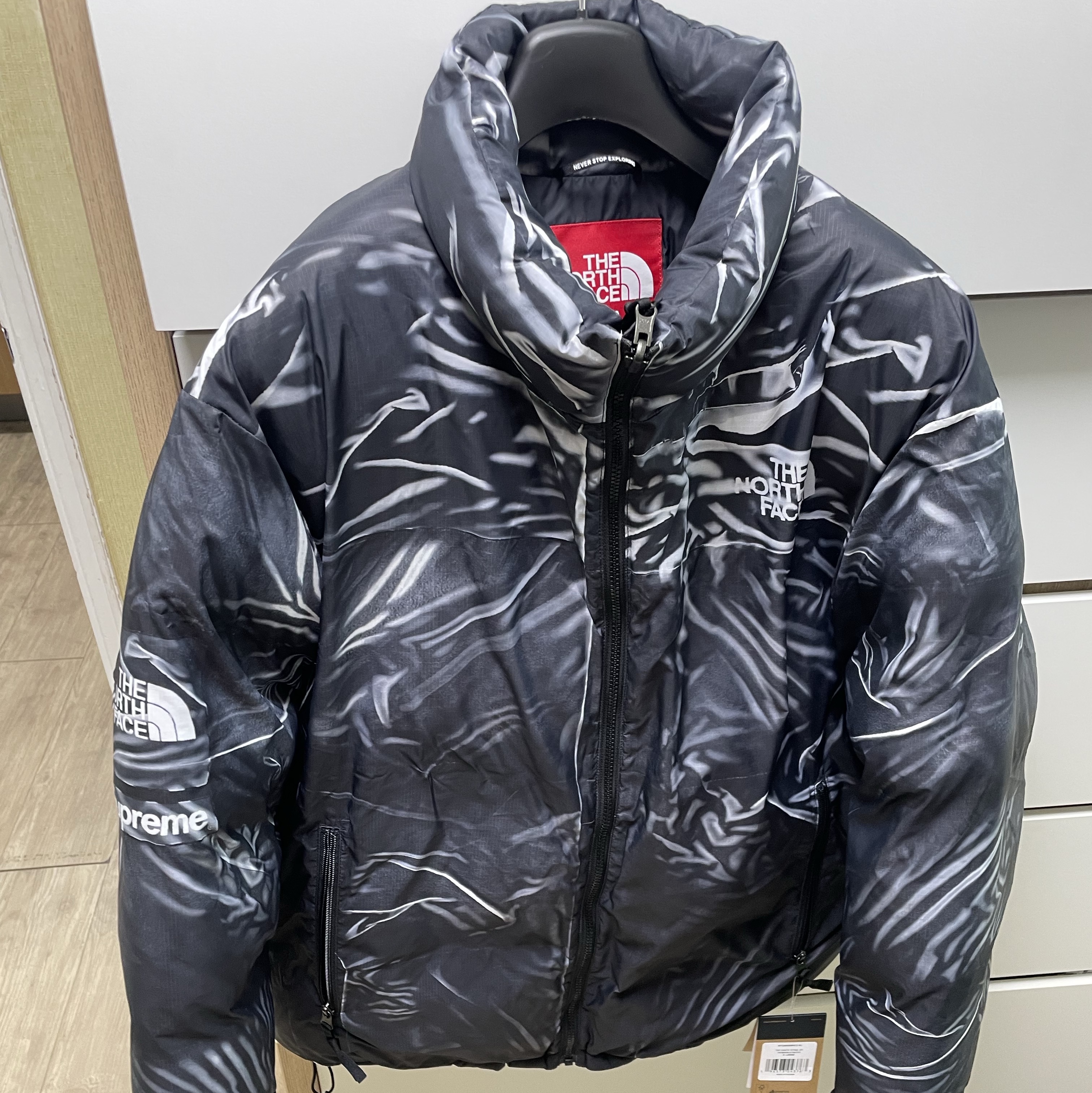 Supreme x The North Face Trompe L’oeil Printed Nuptse Jacket Black - 23SS, Supreme x The North Face Taped Seam Shell Jacket Times Square - 22FW 착용 스타일 - 1