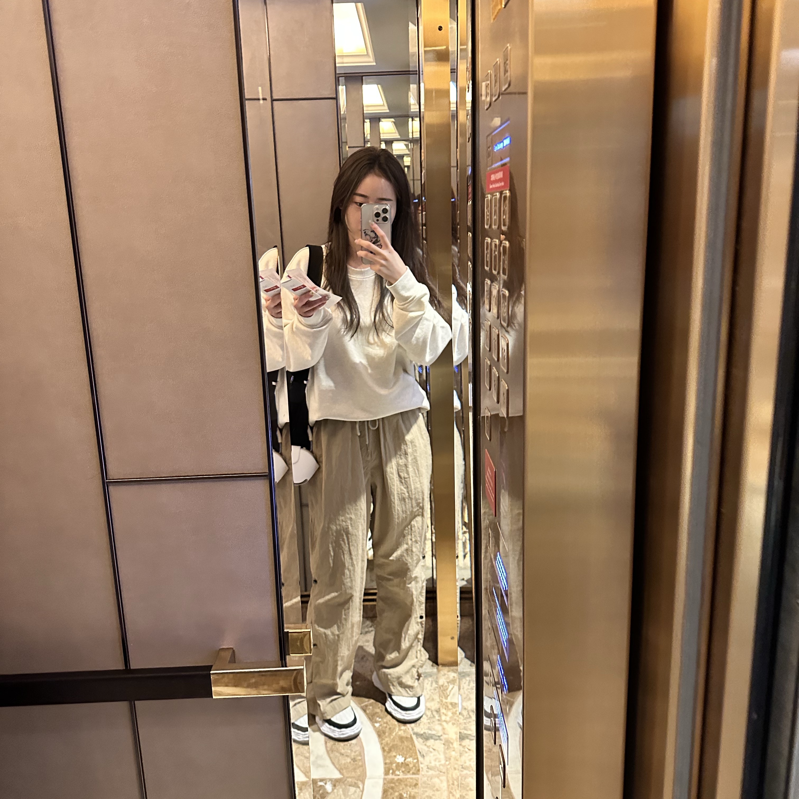 메종 미하라 야스히로 웨인 OG 솔 레더 로우탑 스니커즈 블랙 화이트 착용 스타일 - 2