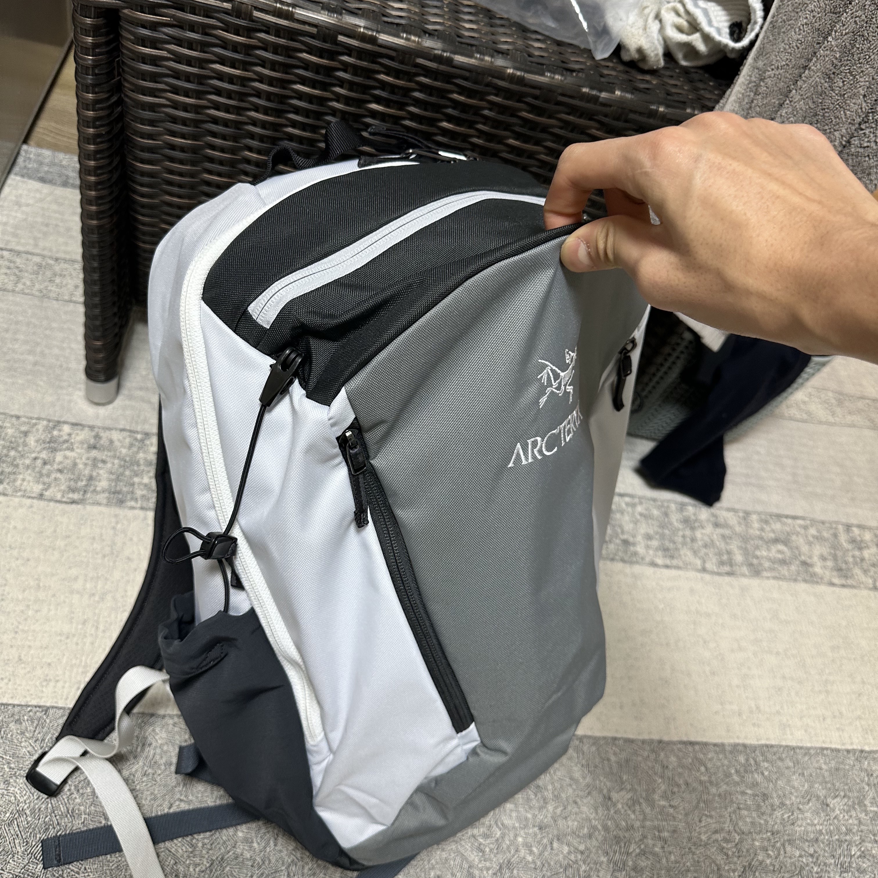 Arc'teryx x Beams Mantis 26 Backpack Tranquil 착용 스타일 - 1