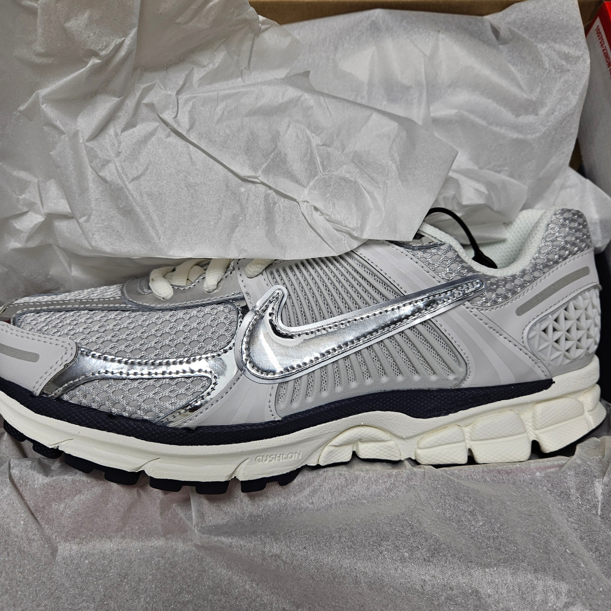(W) Nike Zoom Vomero 5 Photon Dust and Metallic Silver 착용 스타일