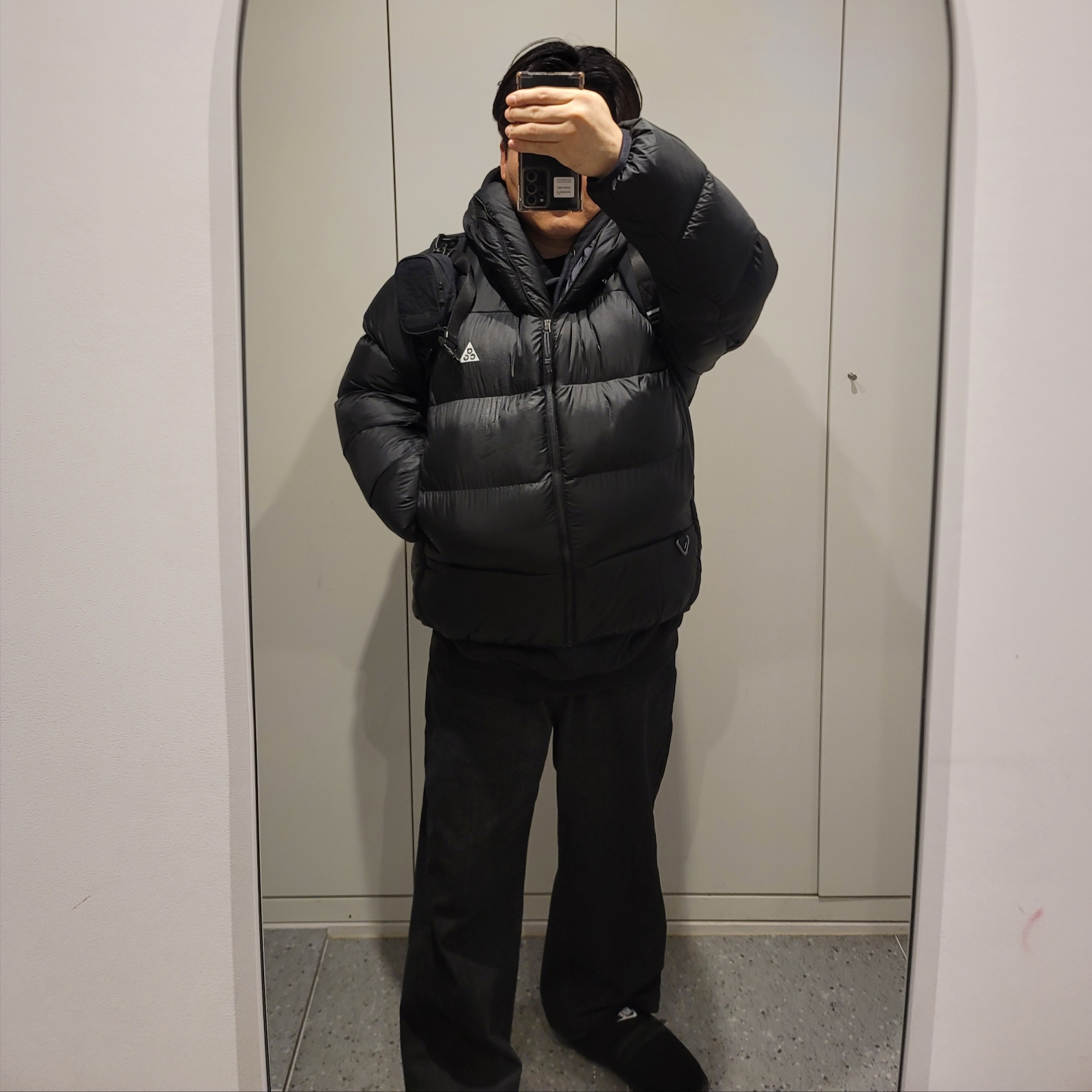 Carhartt Loose Fit Midweight Regular Logo Sleeve Graphic Hoodie Black, Nike ACG Therma-Fit ADV Lunar Lake Puffer Jacket Black - Asia 착용 스타일