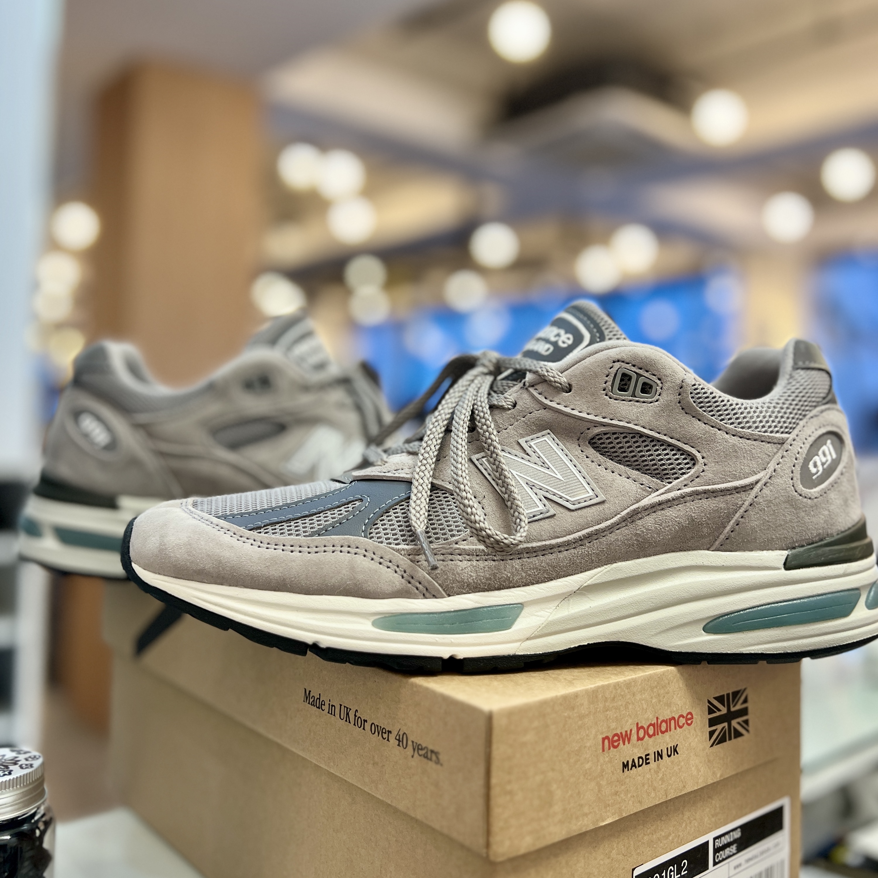 New Balance 991v2 Made in UK Dark Navy Smoked Pearl, New Balance 991v2 Made in UK Rock Ridge Alloy Silver 착용 스타일 - 2