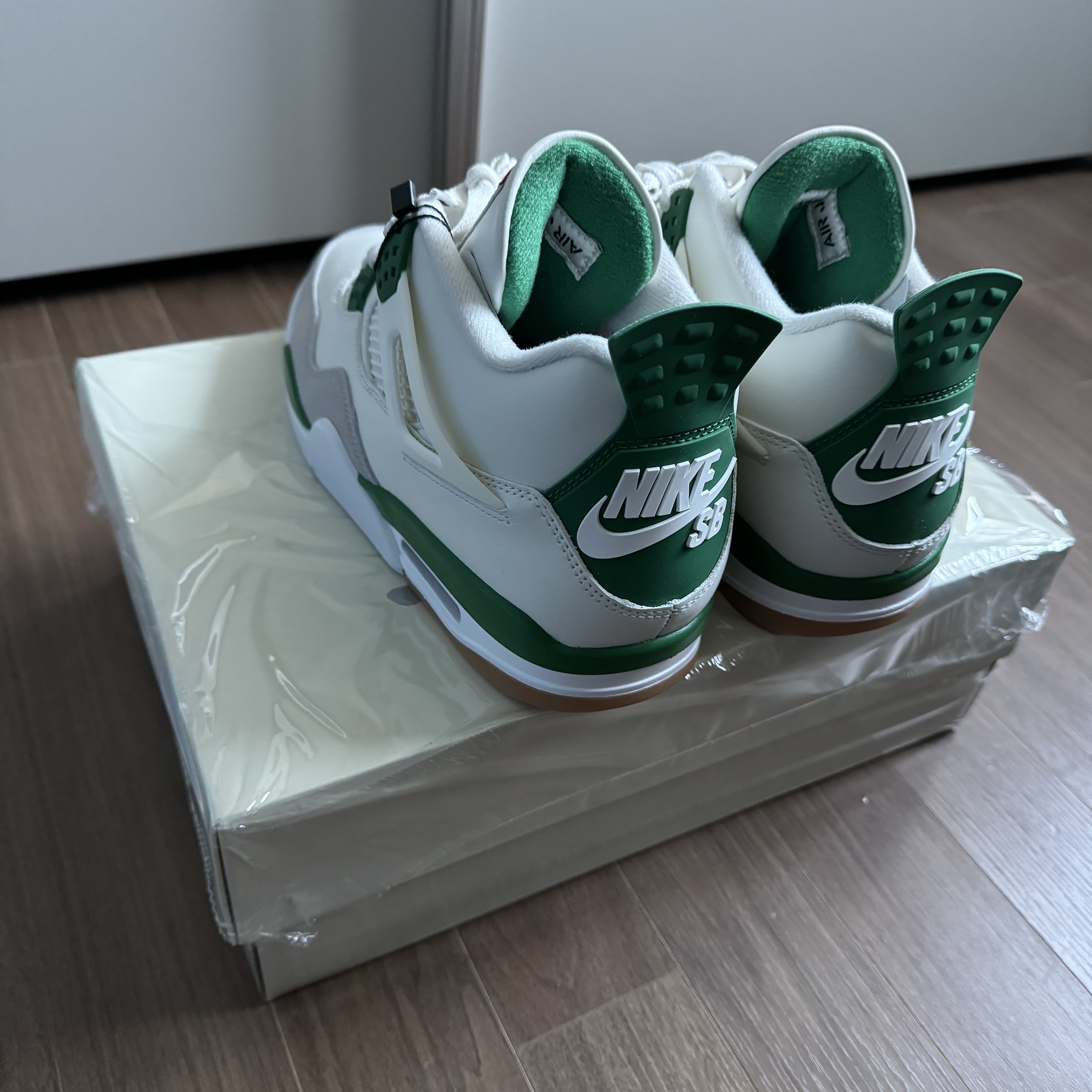 Jordan 4 x Nike SB Retro SP Pine Green 착용 스타일