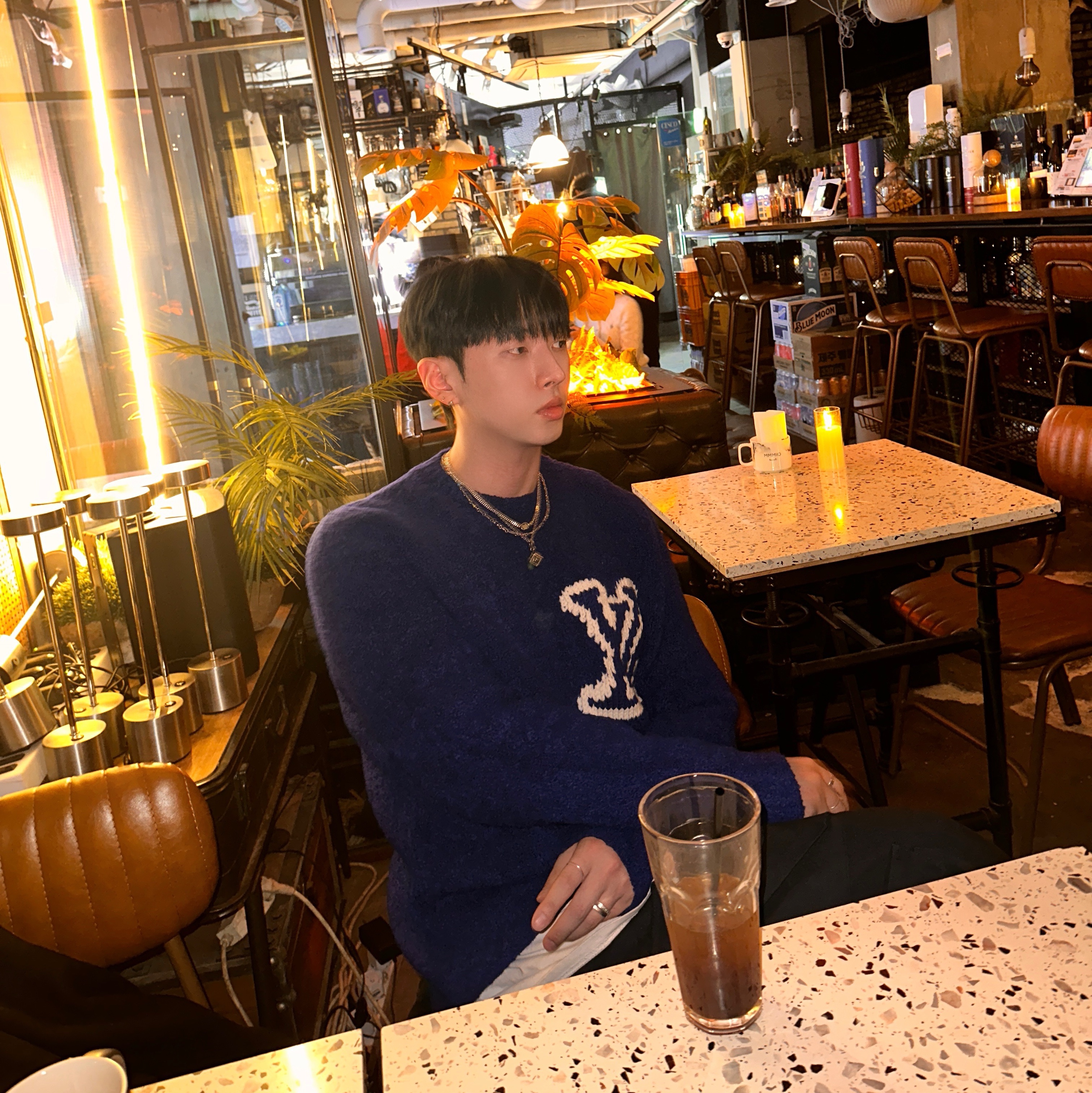 Louis Vuitton LV Intarsia Crewneck Knit Blue 착용 스타일 - 1