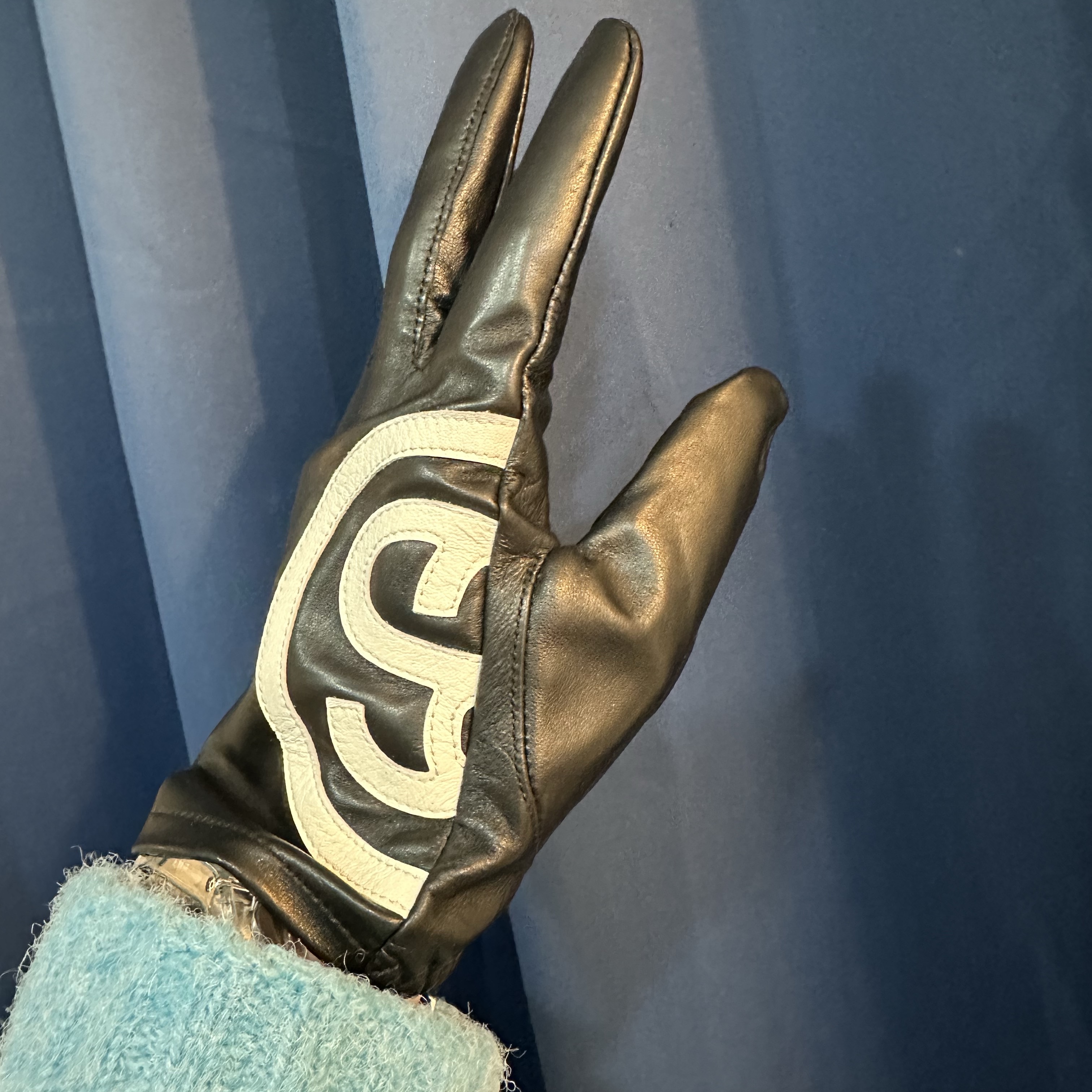 Stussy SS Link Leather Gloves Black 착용 스타일 - 2