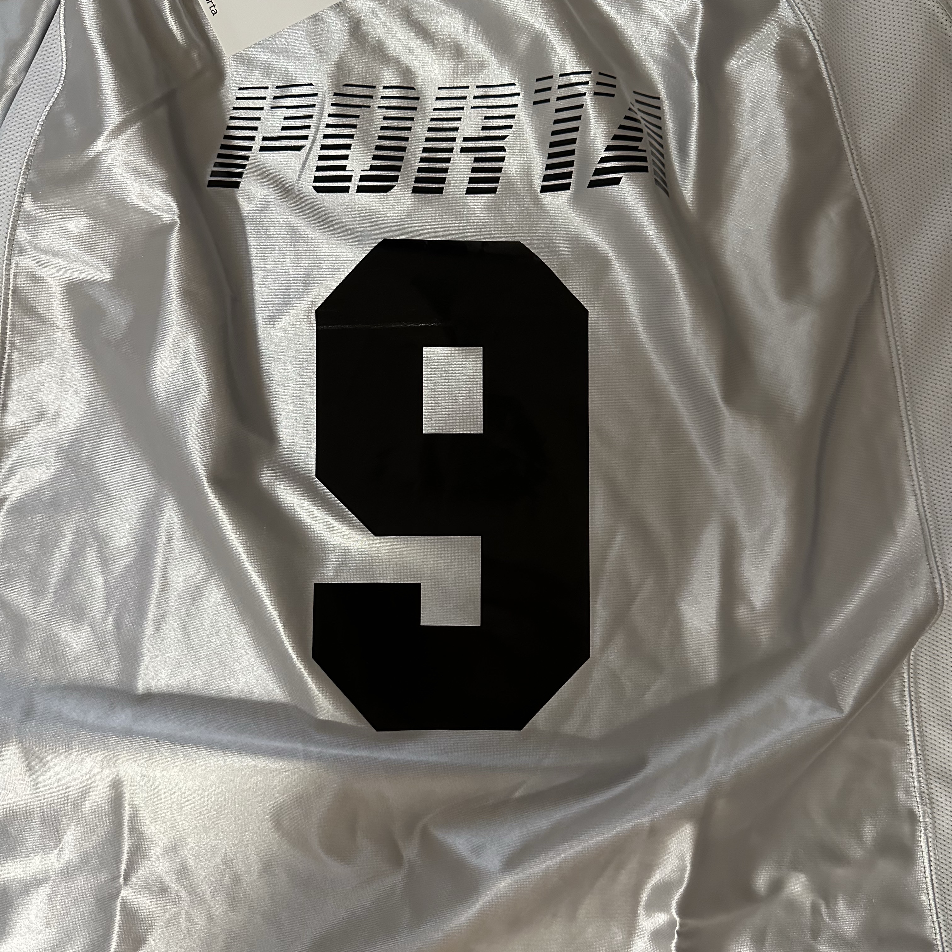 [KREAM 단독] Porta Metallic Number Soccer Tee Silver 착용 스타일