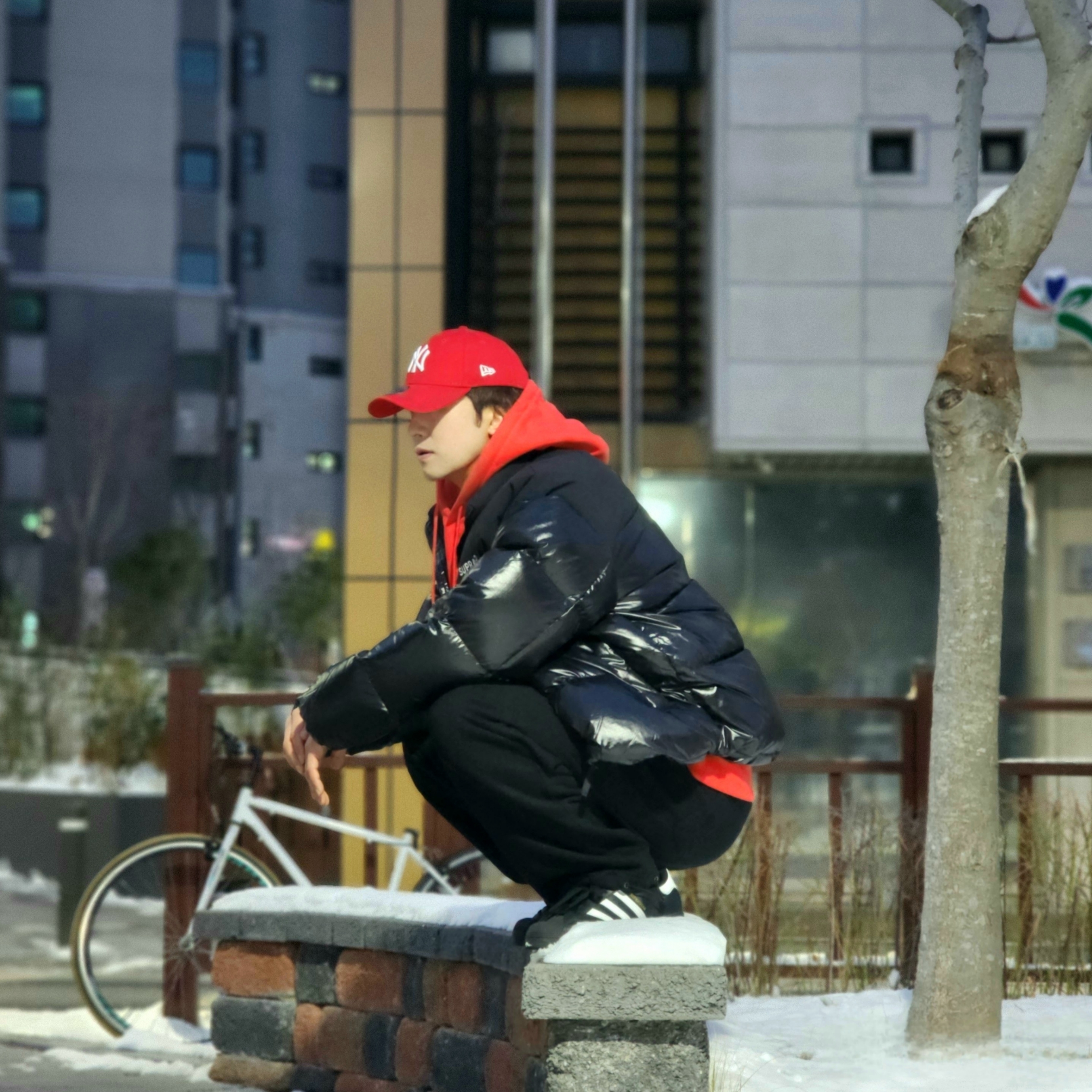 Stussy Beach Roots Hoodie Red, Adidas Superstar Core Black White 착용 스타일 - 1
