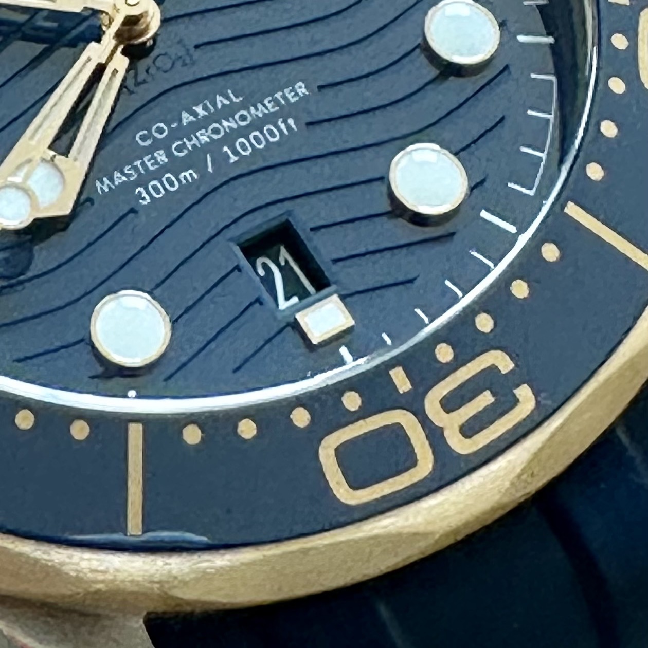 Omega Seamaster Diver 300M Co Axial Master Chronometer Steel Blue, Byredo Mojave Ghost Eau De Parfum 100ml 착용 스타일 - 1