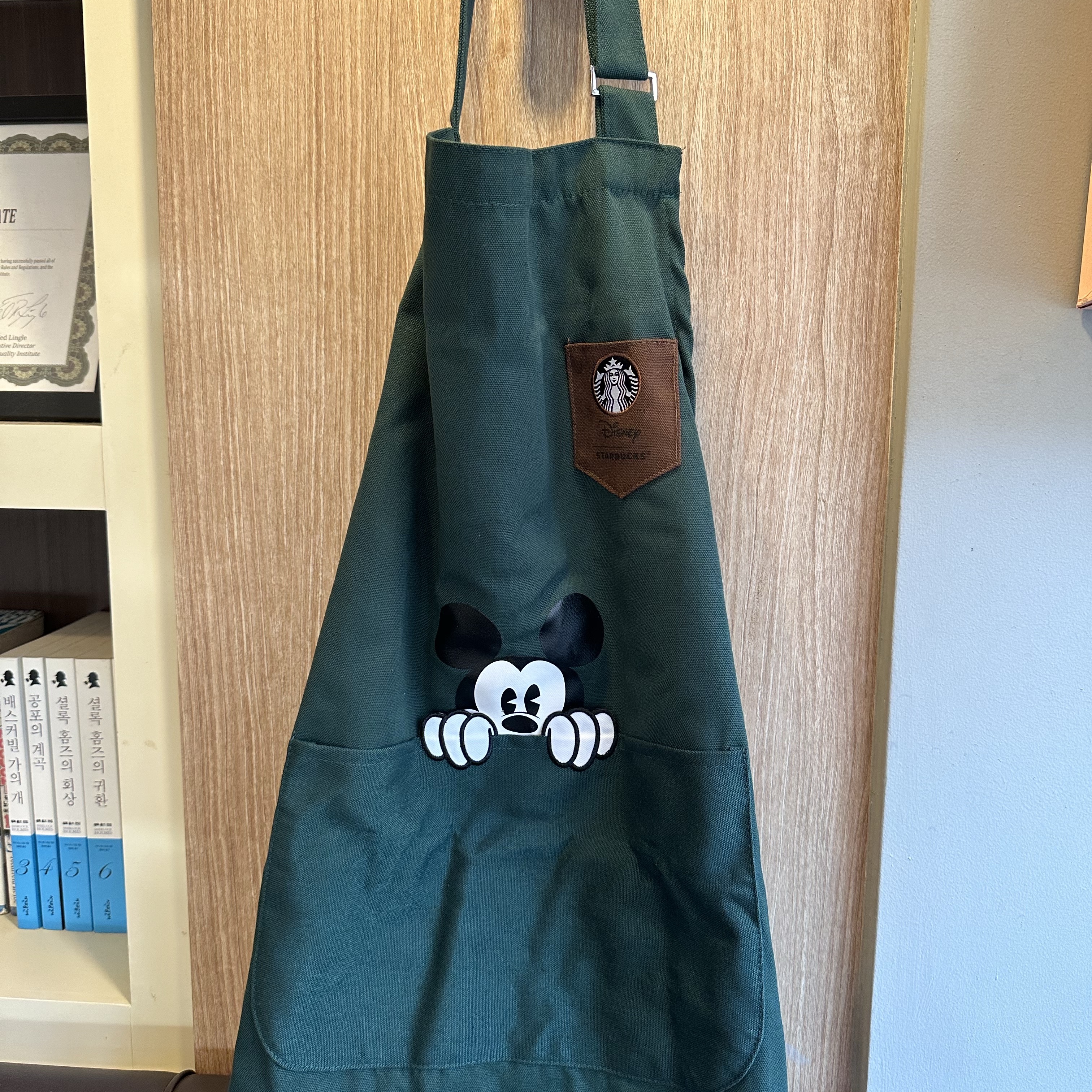 Starbucks x Disney 23 Autumn Disney Together Apron 착용 스타일