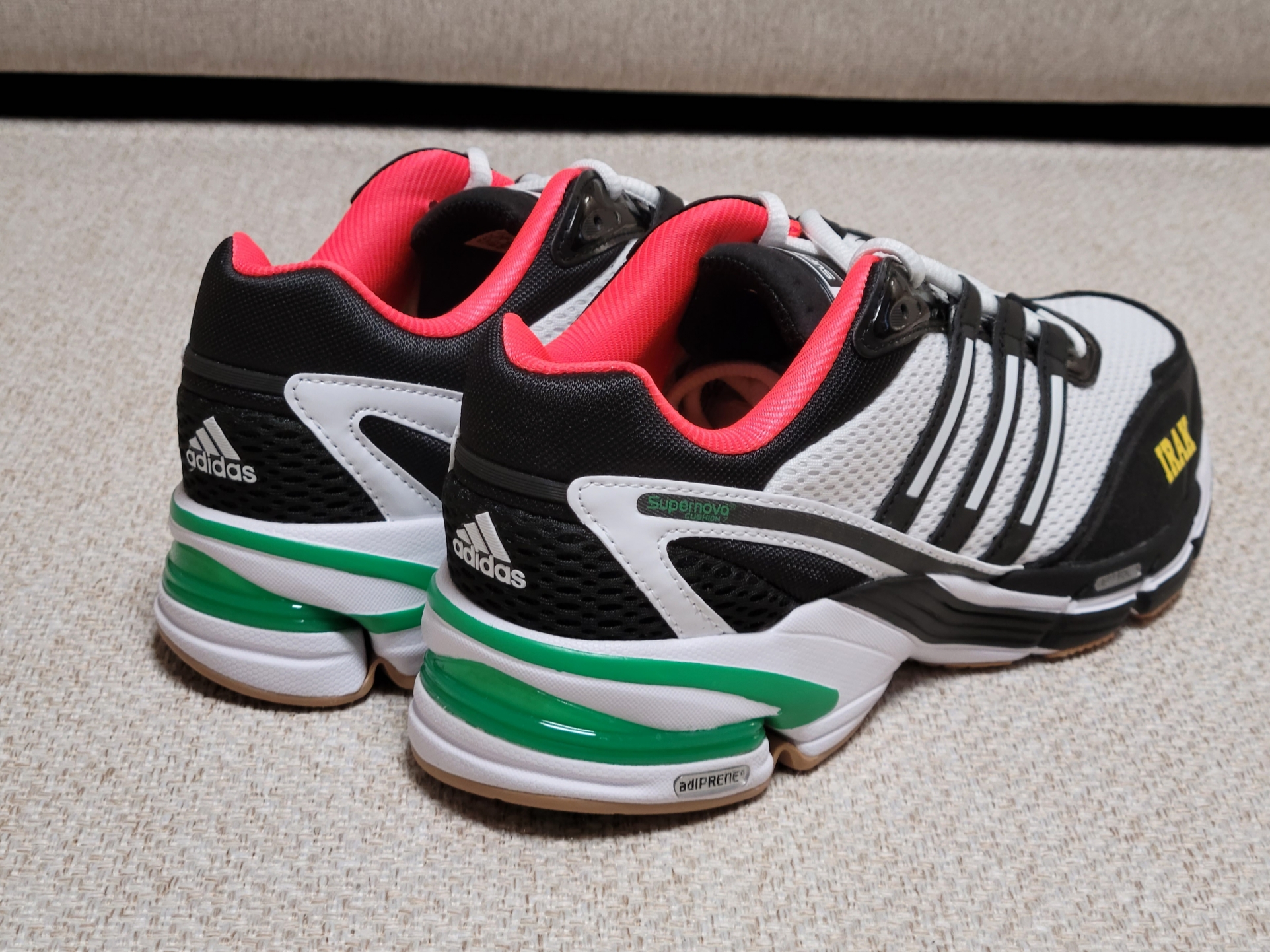 Adidas Supernova Cushion 7 Irak Cloud White Vivid Green 착용 스타일 - 3